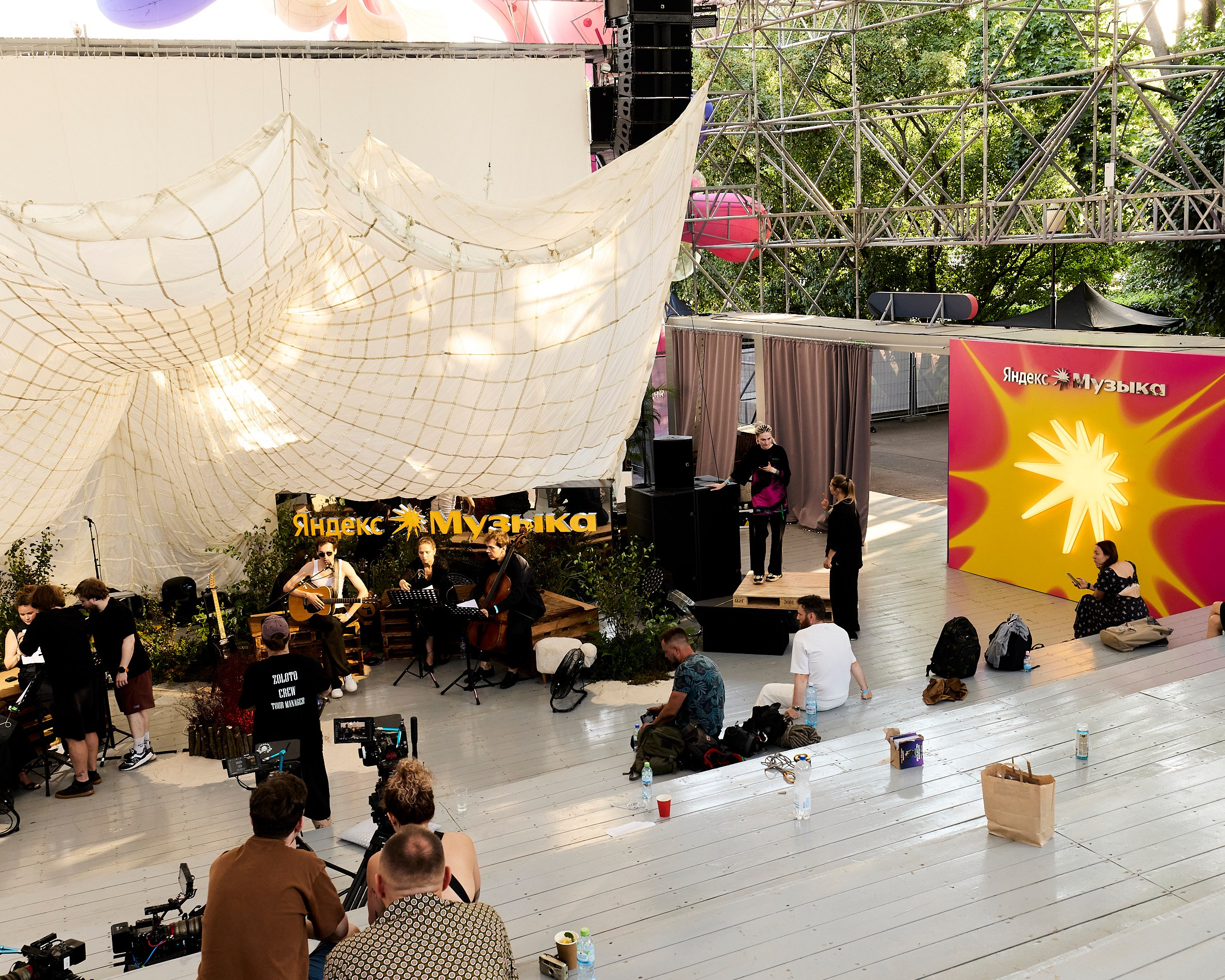 Zoloto x Яндекс Музыка. Светский фотограф Столбоушкин Никита