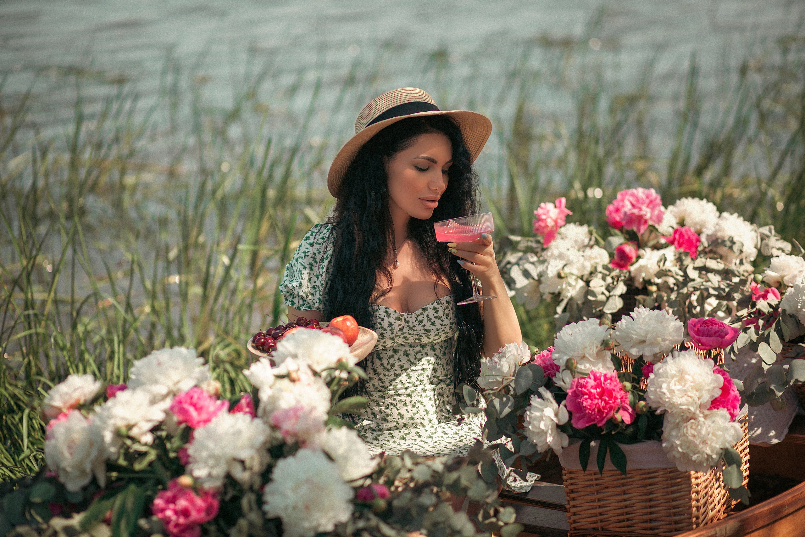 Лодка с пионами. Фотограф Ольга Бобб Нижний Новгород