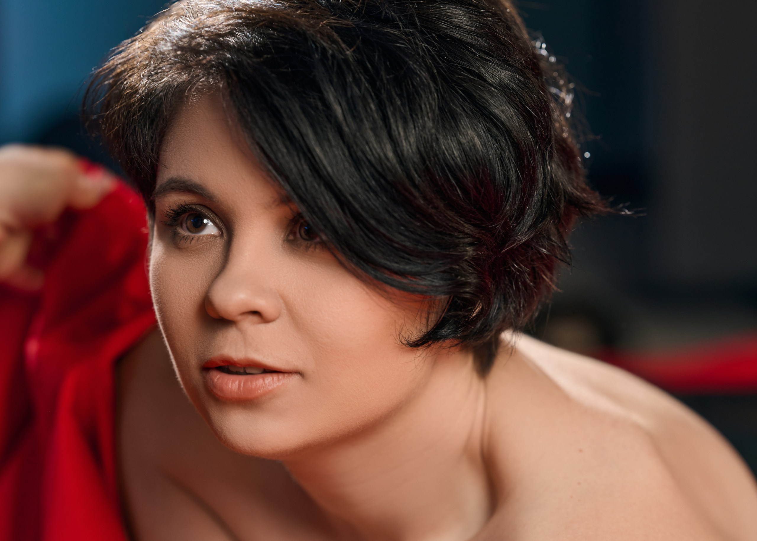 Художественная фотосессия с алым бархатом