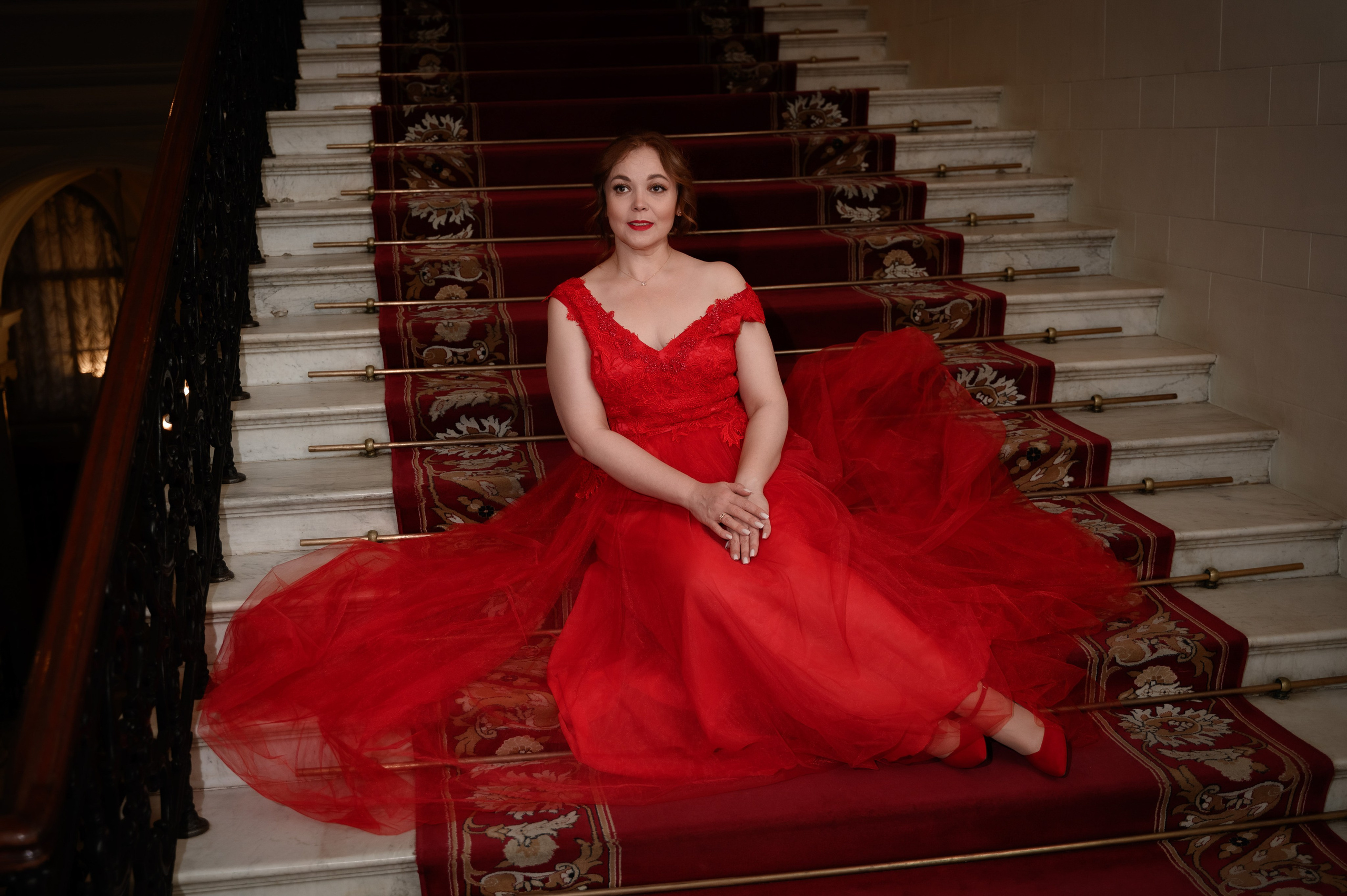 Постановочная фотосессия в красивом красном платье с прической м макияжем.