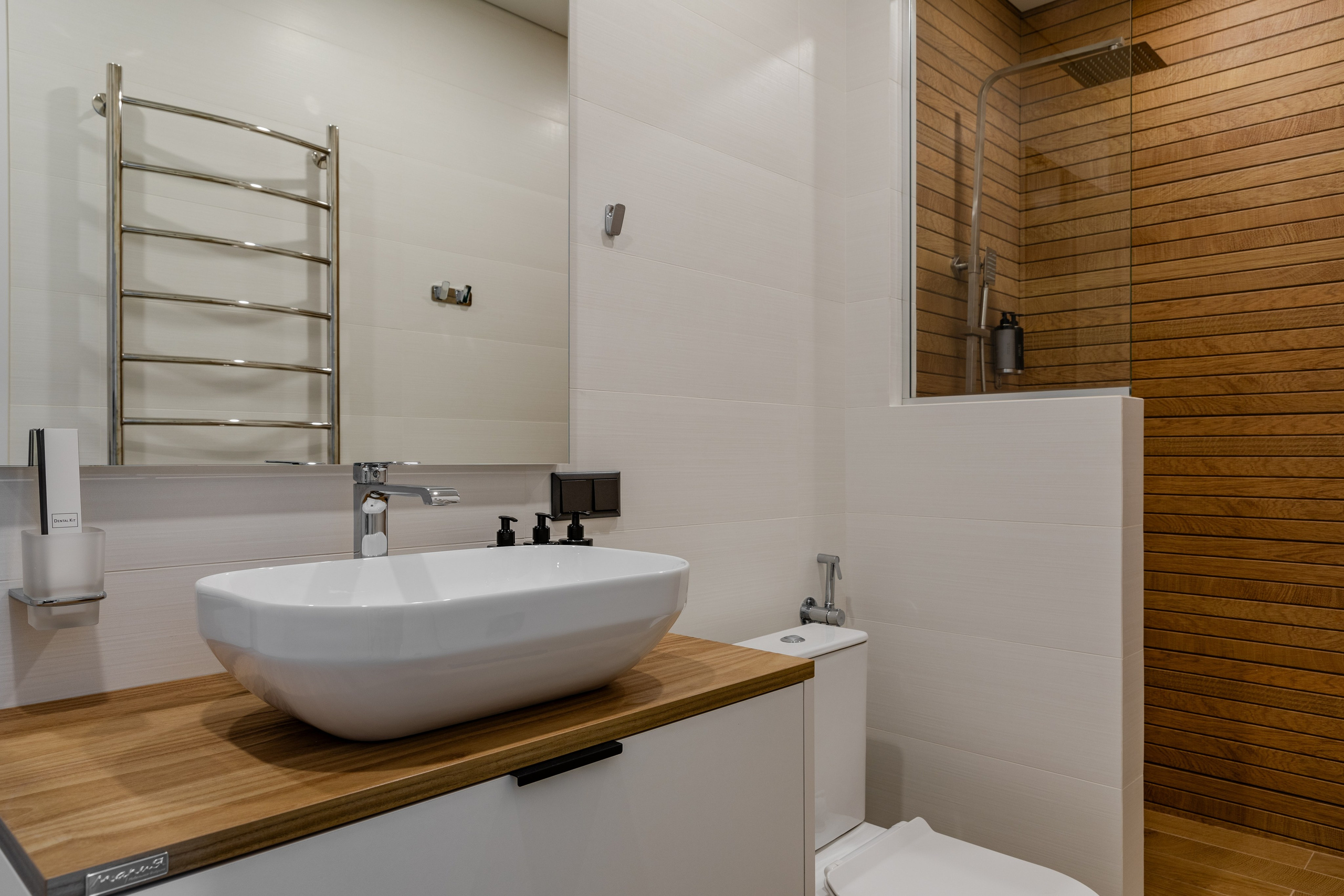 Интерьерная фотосъёмка двухкомнатного номер отеля, Ольгинка. Интерьерный фотограф Москва