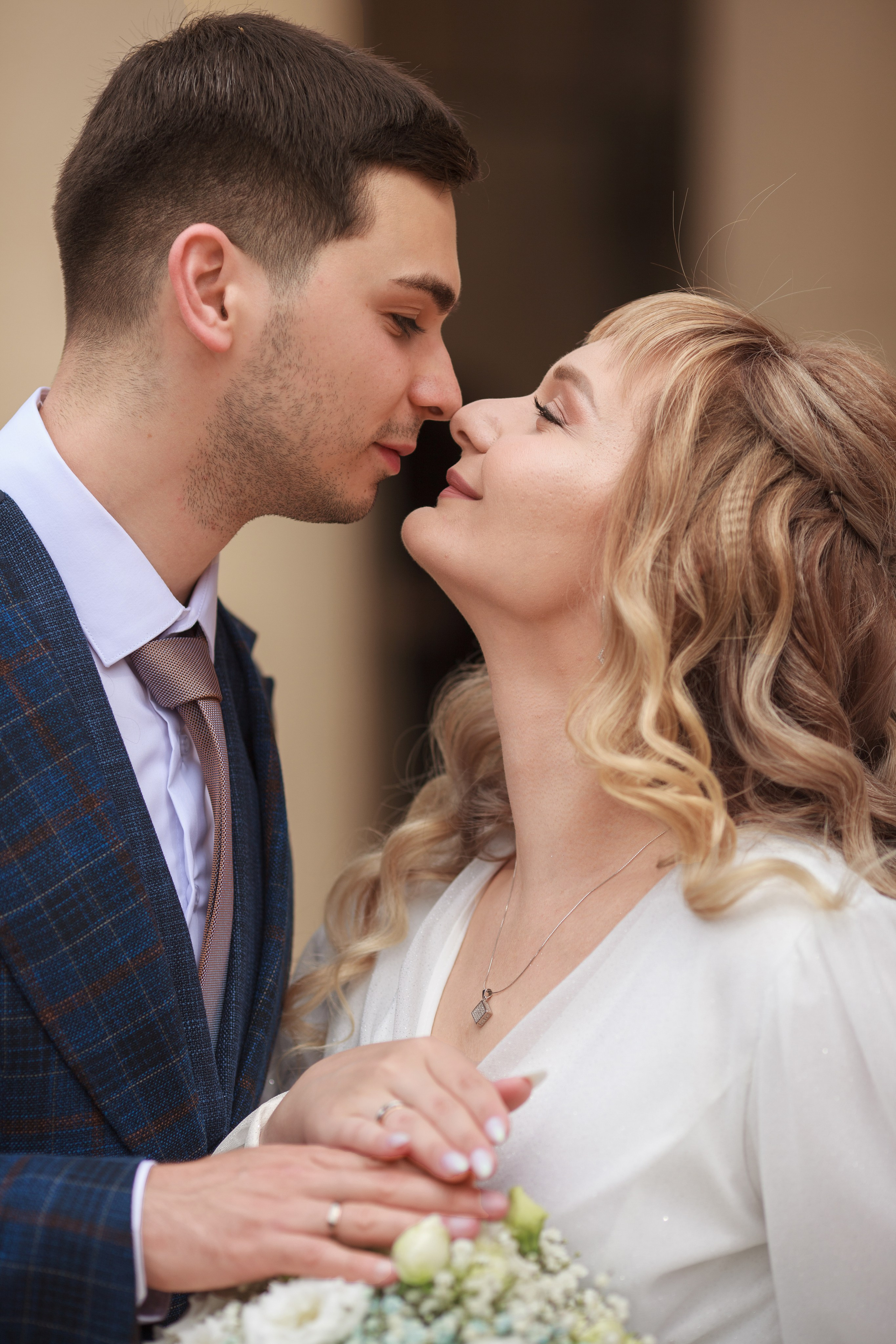 Свадебная фото прогулка пары в центре Ессентуков. Фотограф Ставрополь Пятигорск Елизавета Дарина