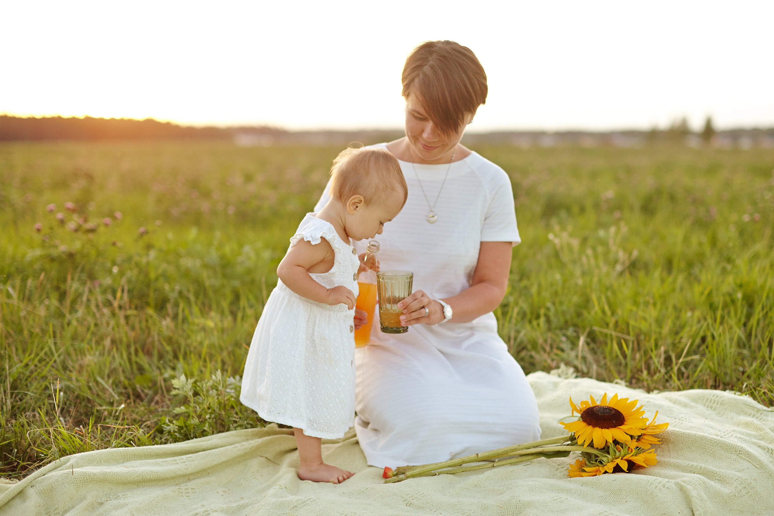 Мама с дочкой в поле на закате. Фотограф Ольга Ефремова