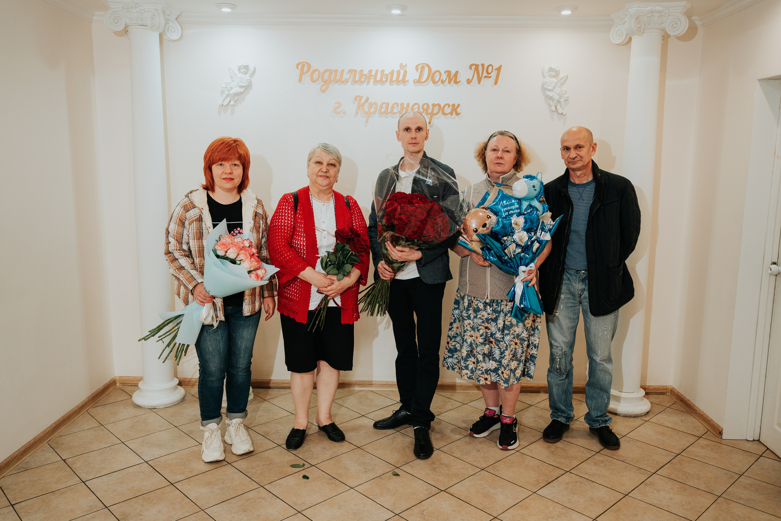 Выписка из роддома: Вадим, Анастасия и сын Руслан. Репортажный фотограф Красноярск