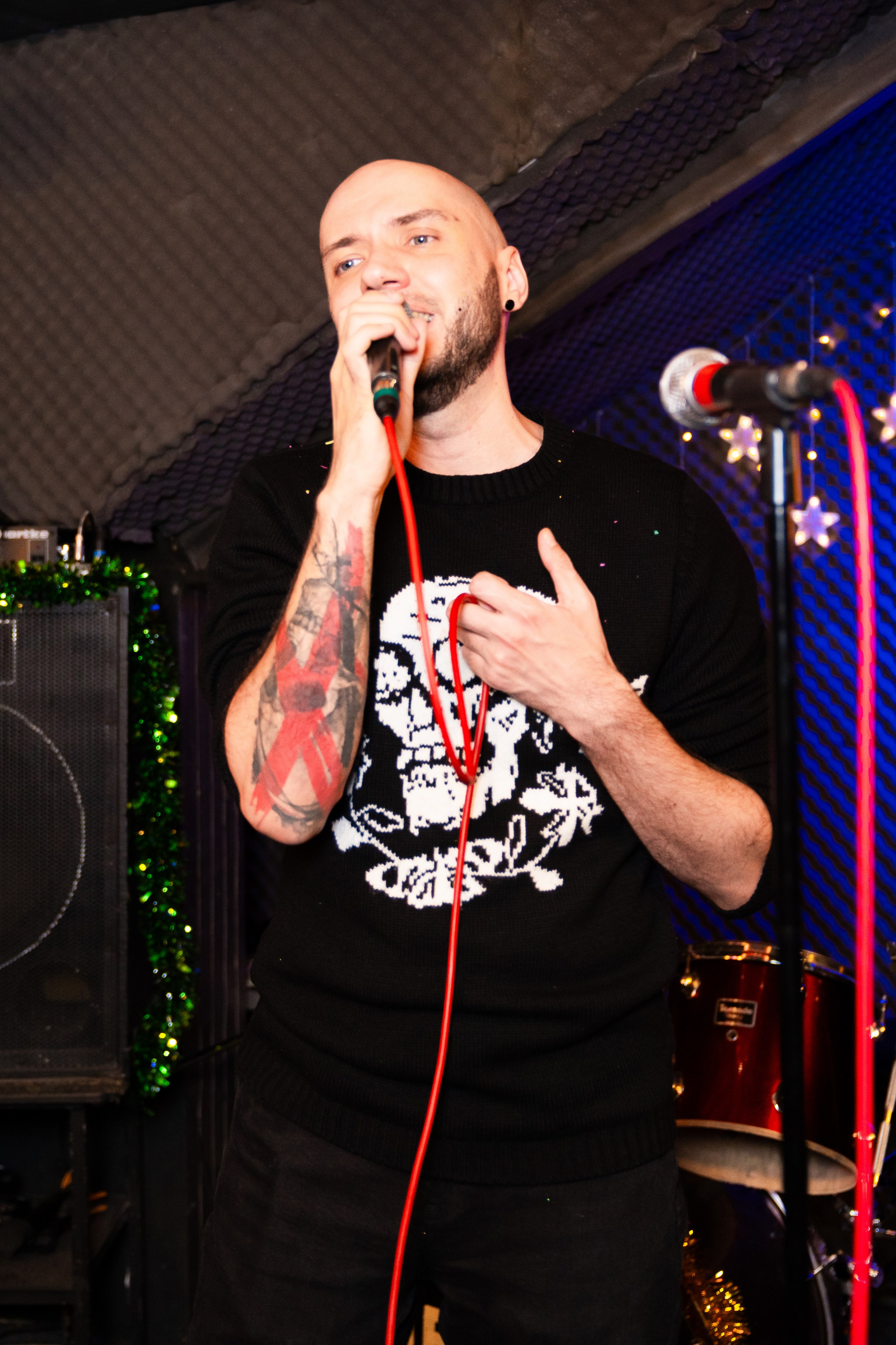 Новый год 2026. Новогодняя ночь 2026 в баре Дебошир (Debaser). Репортажный, street и urban фотограф в Санкт-Петербурге Мальцев Евгений