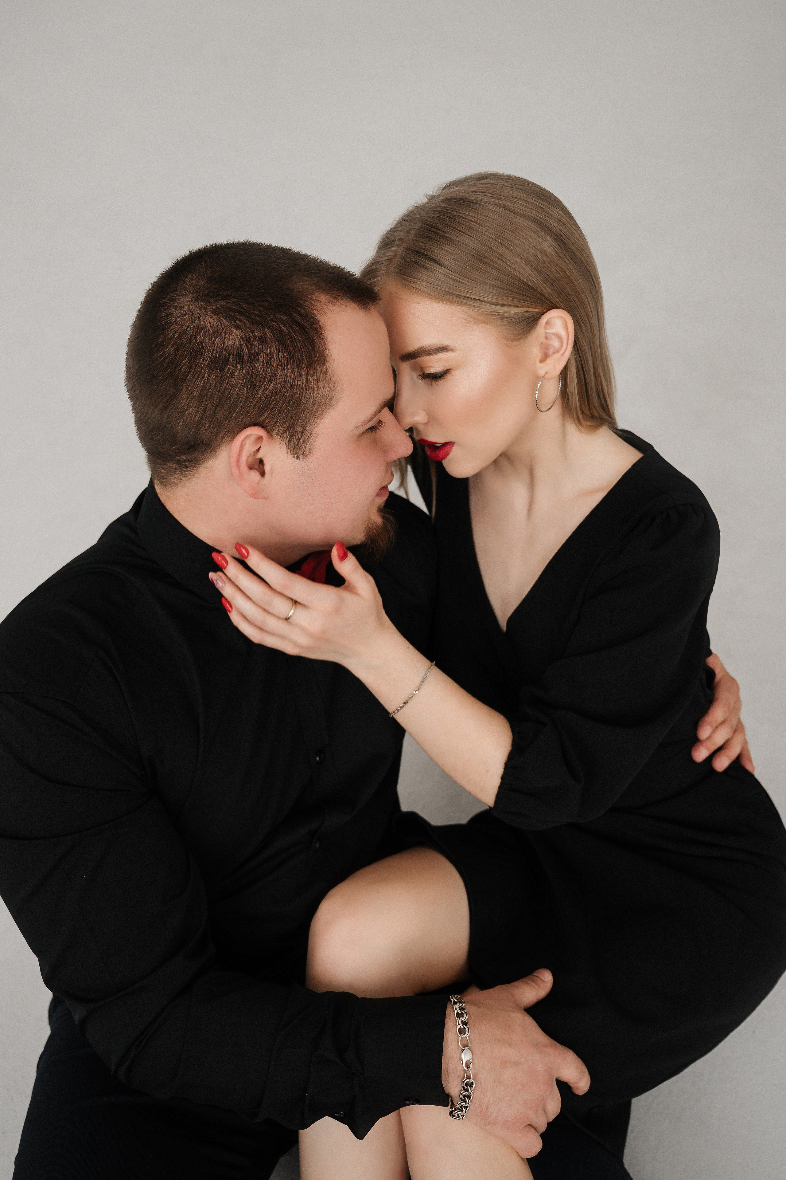 Лиза и Данил в минимализме с красным акцентом. Свадебный и портретный фотограф в Липецке Юлия Свит