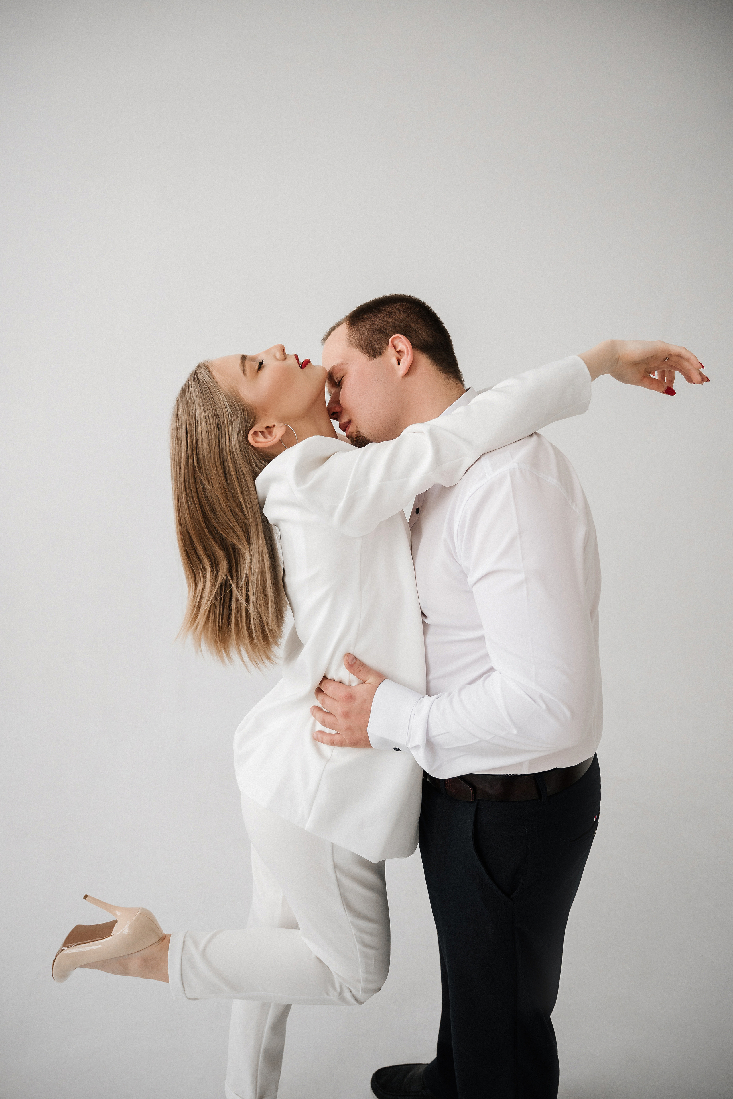 Лиза и Данил в минимализме с красным акцентом. Свадебный и портретный фотограф в Липецке Юлия Свит