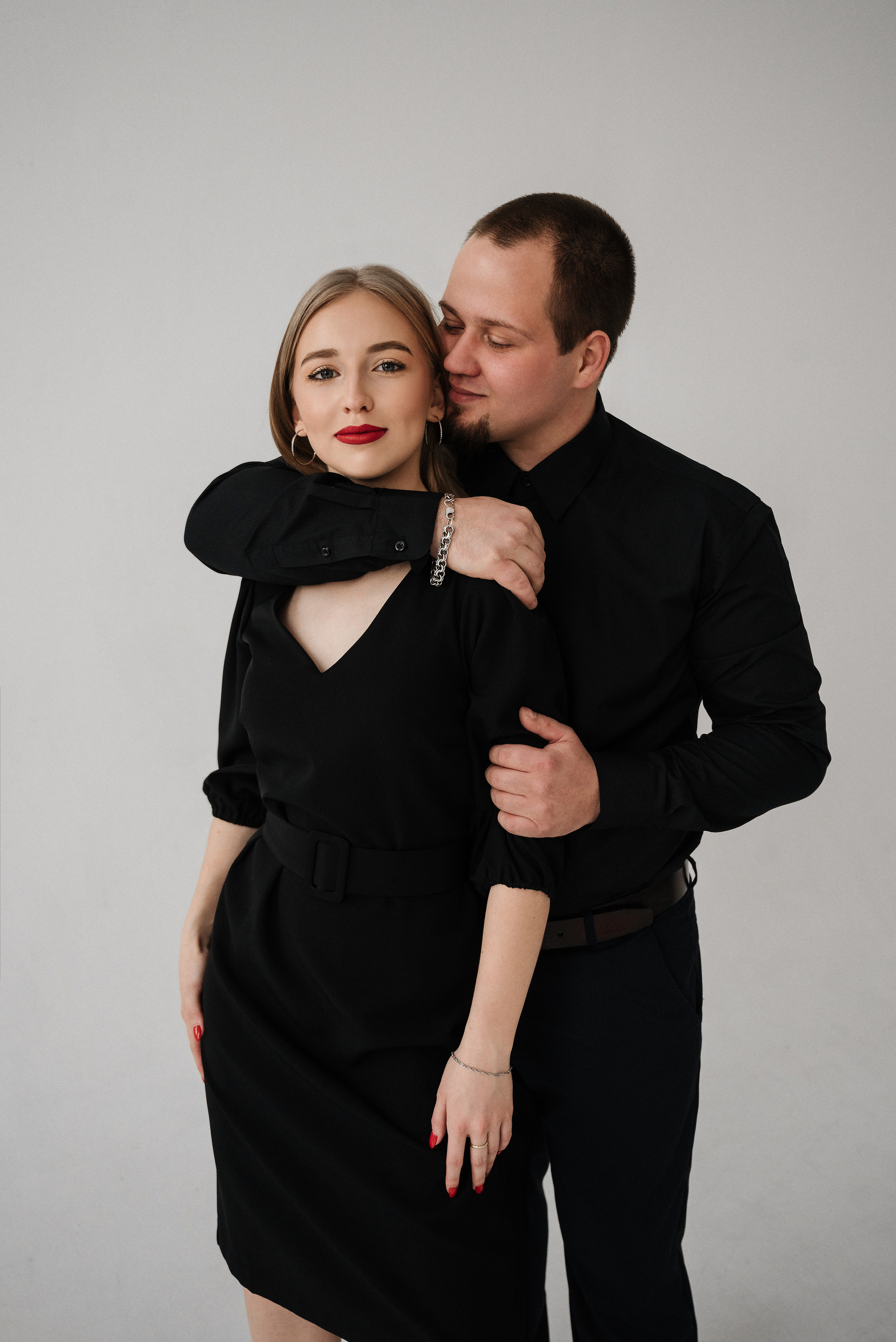 Лиза и Данил в минимализме с красным акцентом. Свадебный и портретный фотограф в Липецке Юлия Свит