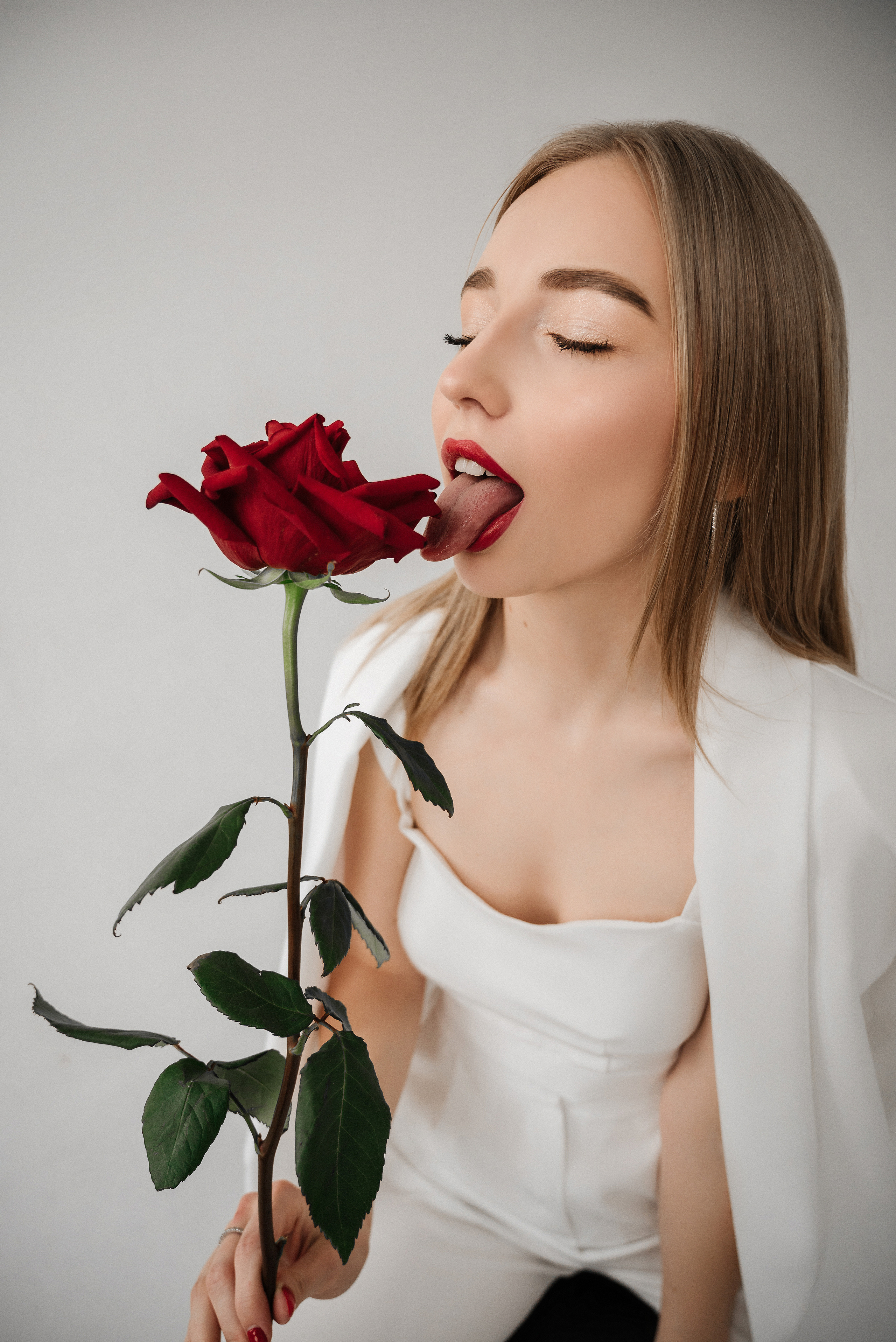 Лиза и Данил в минимализме с красным акцентом. Свадебный и портретный фотограф в Липецке Юлия Свит