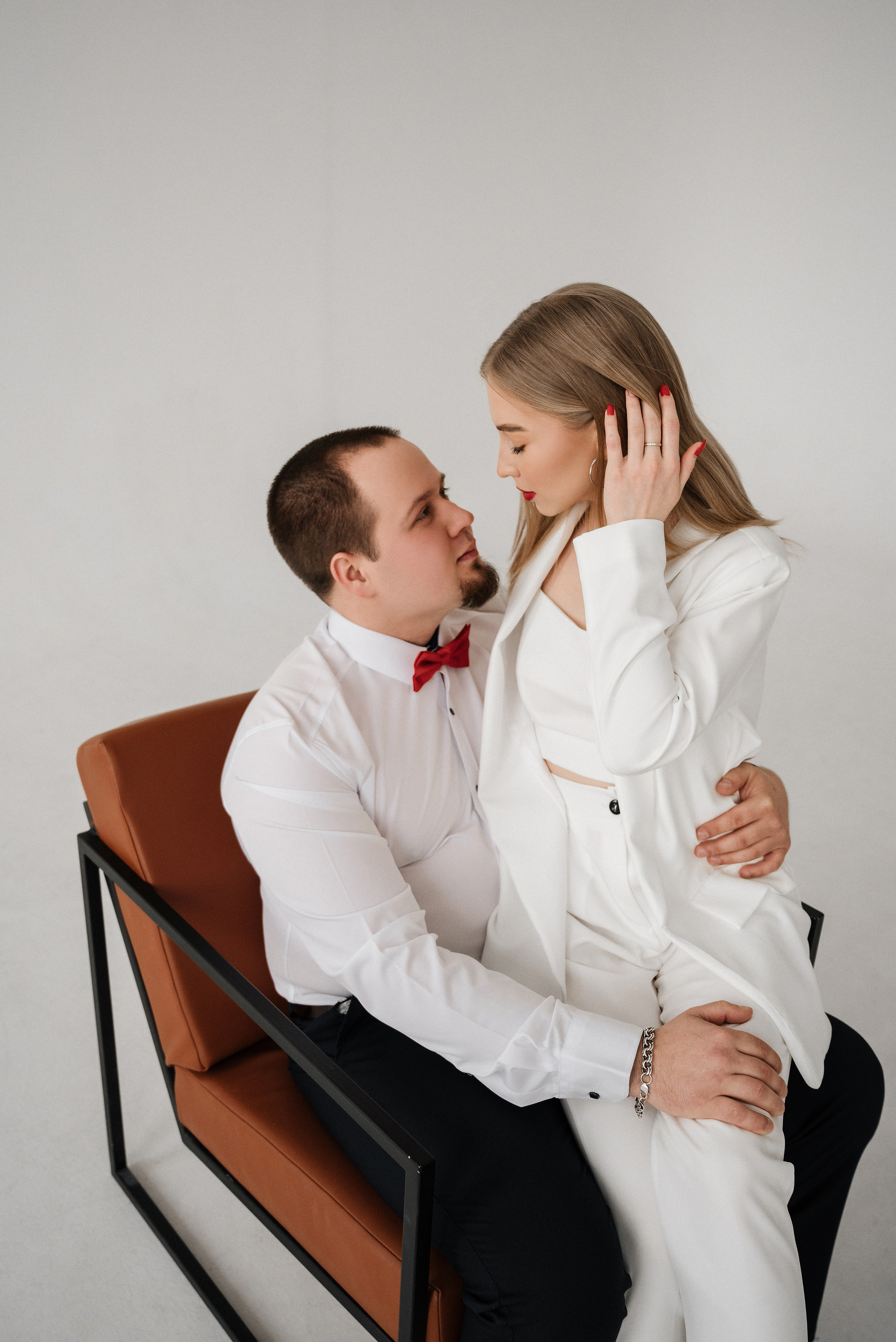 Лиза и Данил в минимализме с красным акцентом. Свадебный и портретный фотограф в Липецке Юлия Свит