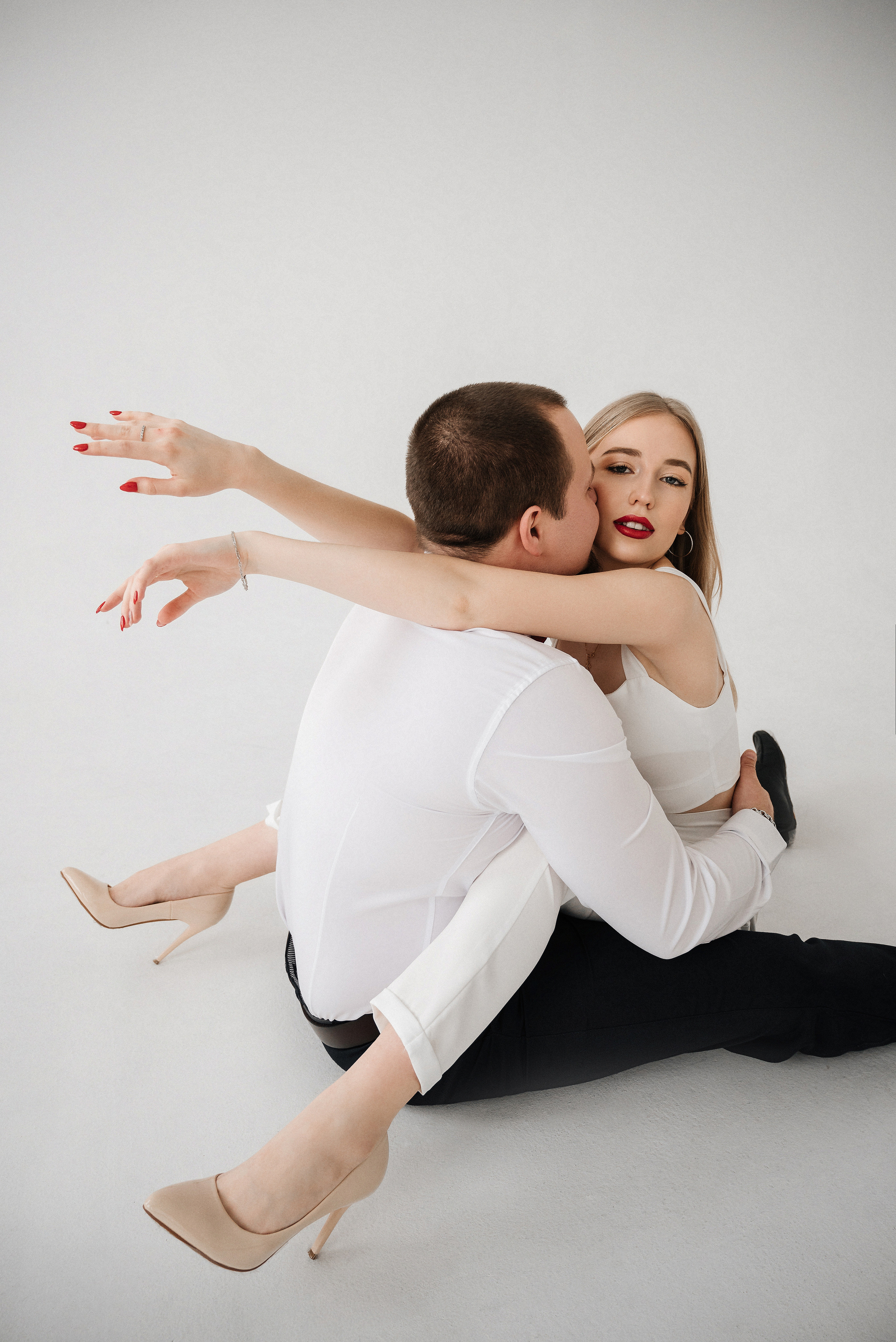 Лиза и Данил в минимализме с красным акцентом. Свадебный и портретный фотограф в Липецке Юлия Свит