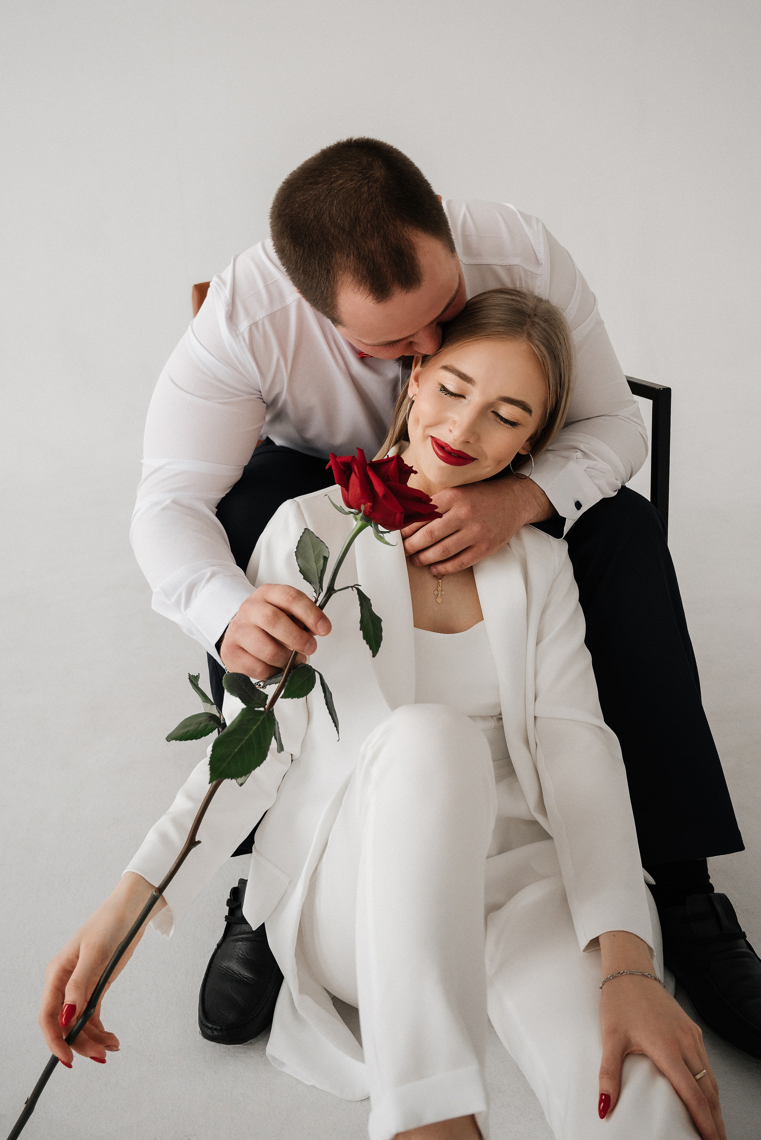Лиза и Данил в минимализме с красным акцентом. Свадебный и портретный фотограф в Липецке Юлия Свит