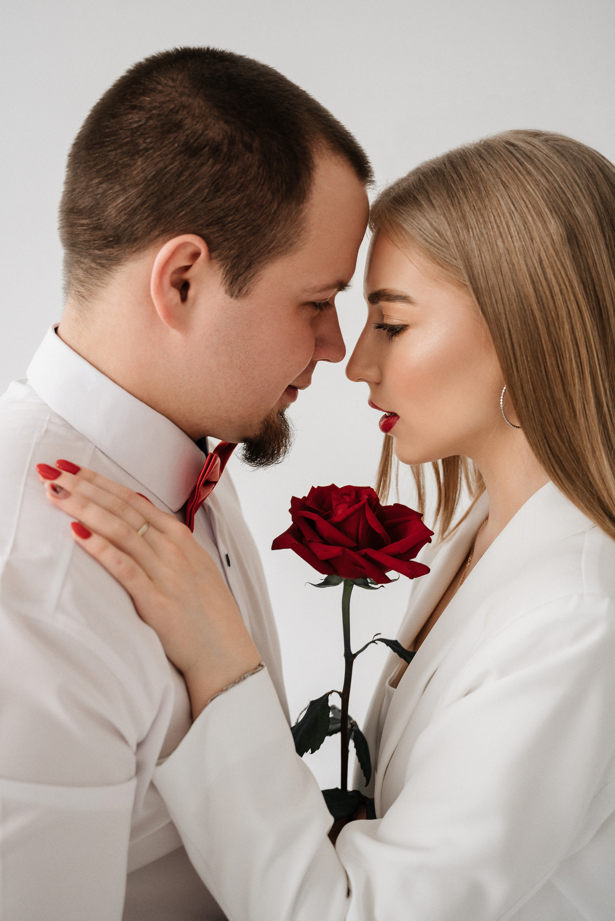 Лиза и Данил в минимализме с красным акцентом. Свадебный и портретный фотограф в Липецке Юлия Свит