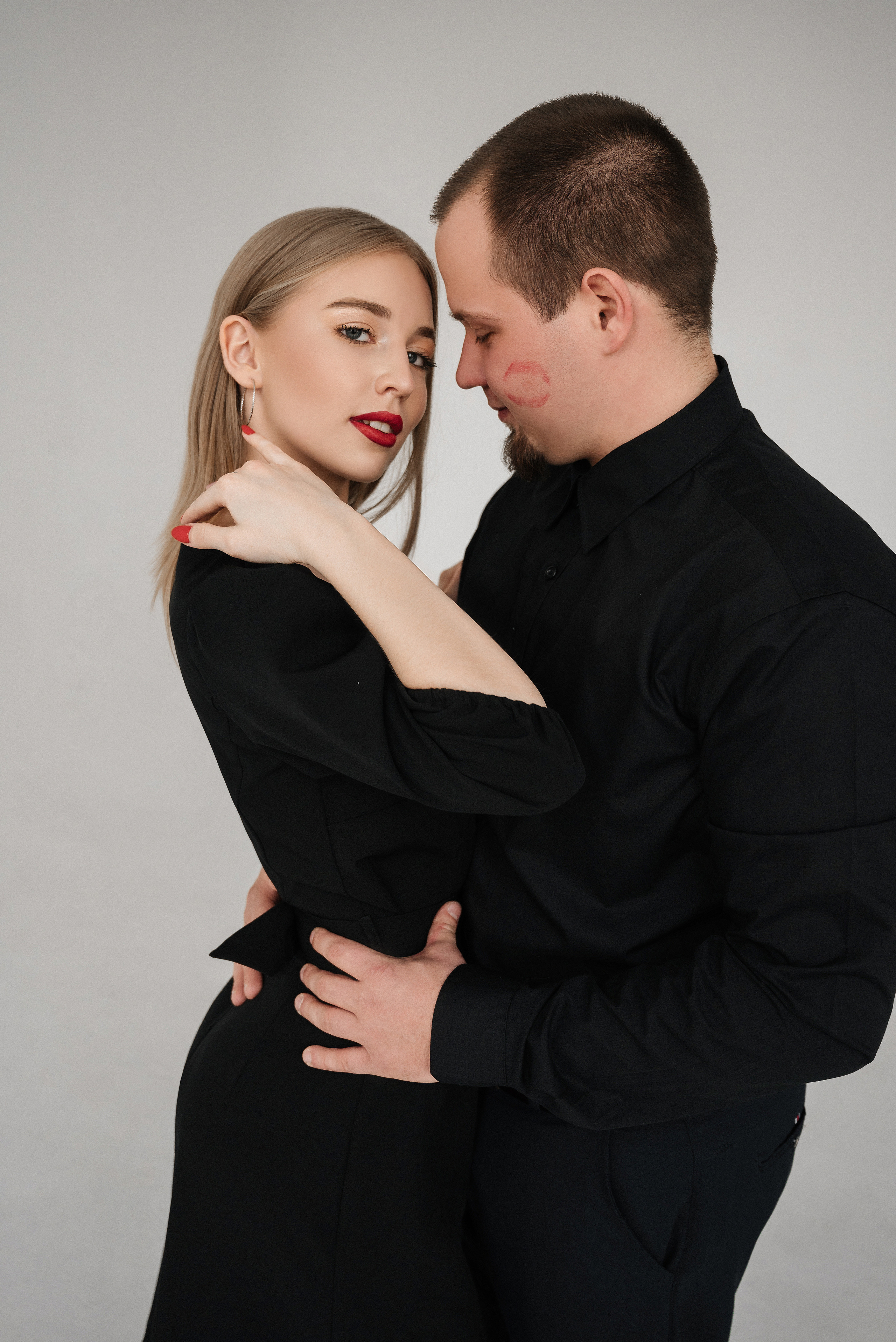 Лиза и Данил в минимализме с красным акцентом. Свадебный и портретный фотограф в Липецке Юлия Свит