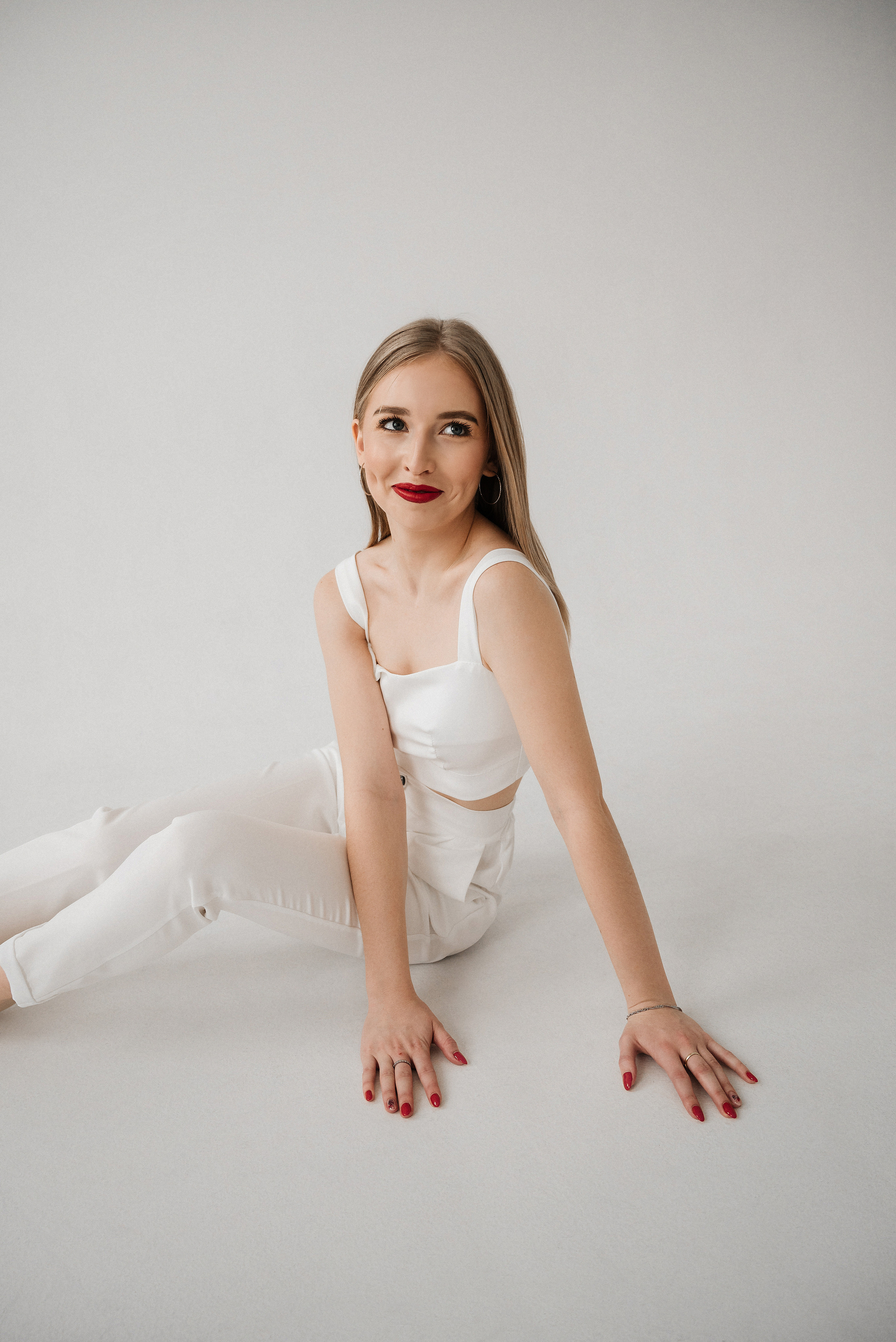 Лиза и Данил в минимализме с красным акцентом. Свадебный и портретный фотограф в Липецке Юлия Свит