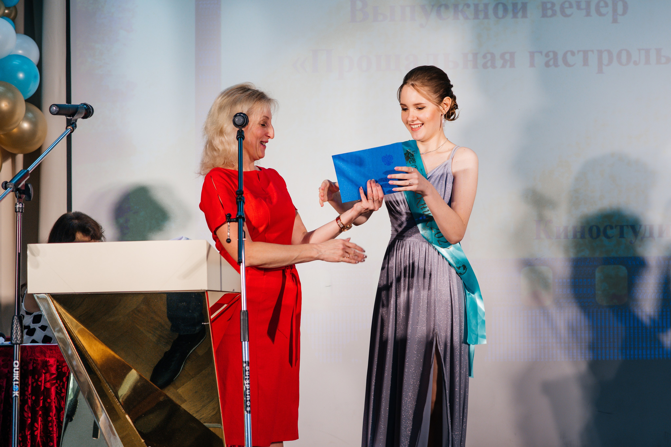 Вручение аттестатов. Выпускные альбомы в Подольске Москве и МО