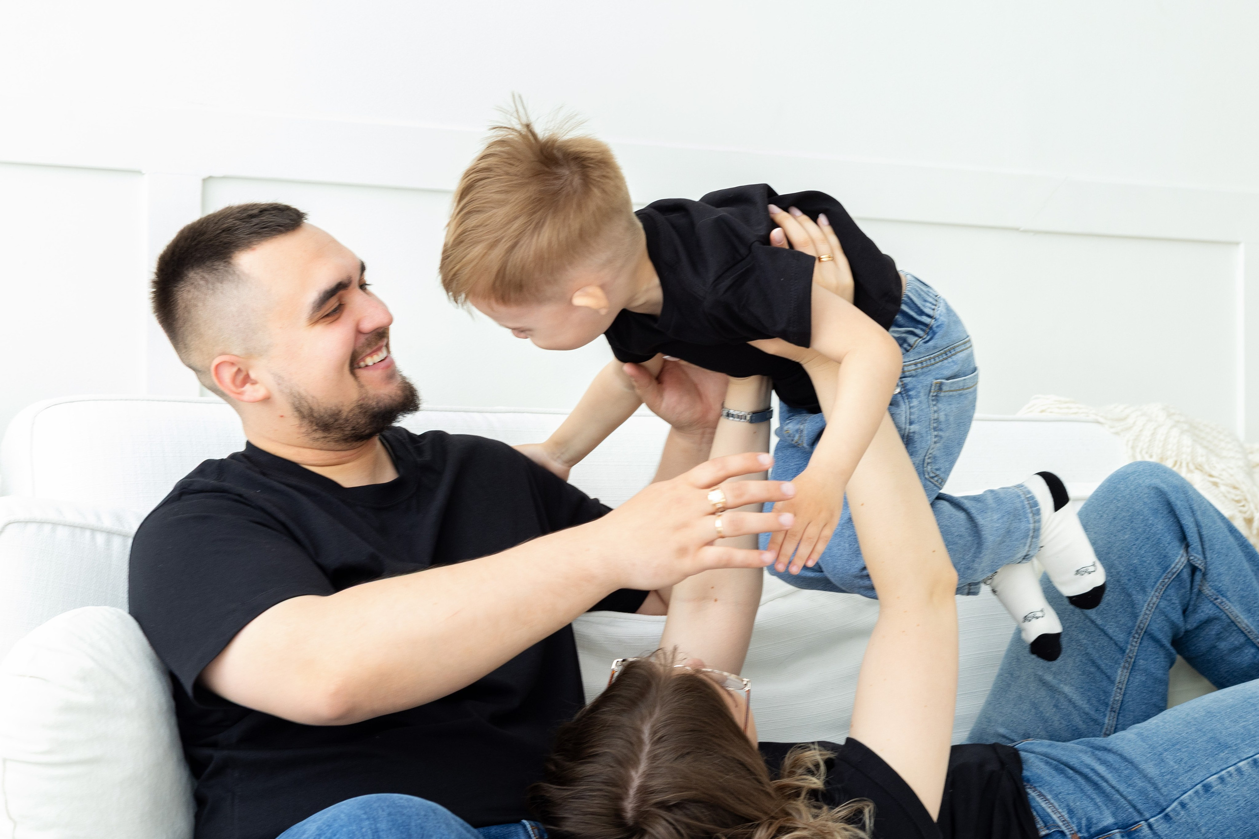 Семейная фотосессия в студии (Михаил, Крестина и Макар). Женский фотограф в Орске Новотроицке Динара Долганова