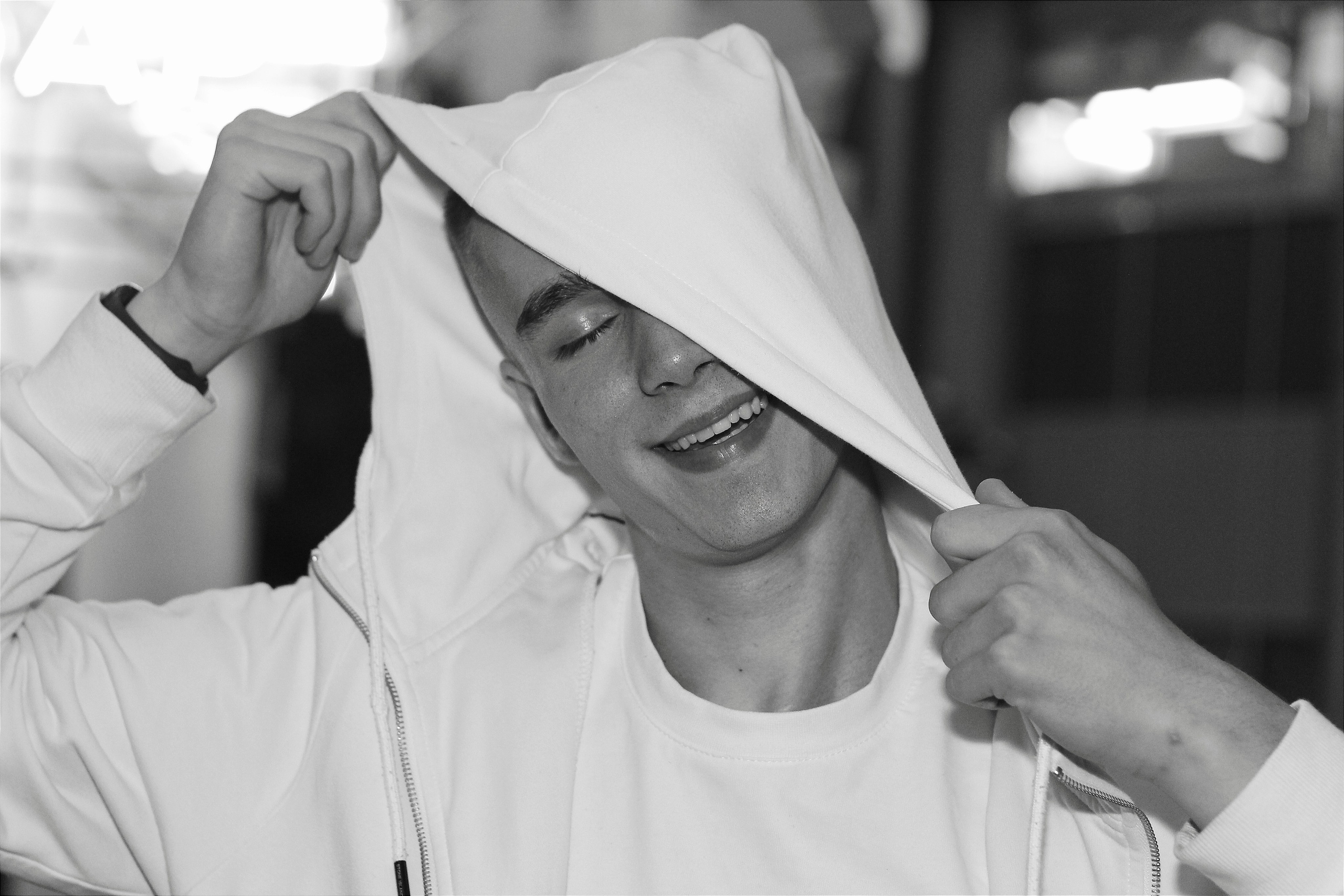 Мужской портрет. Контакты