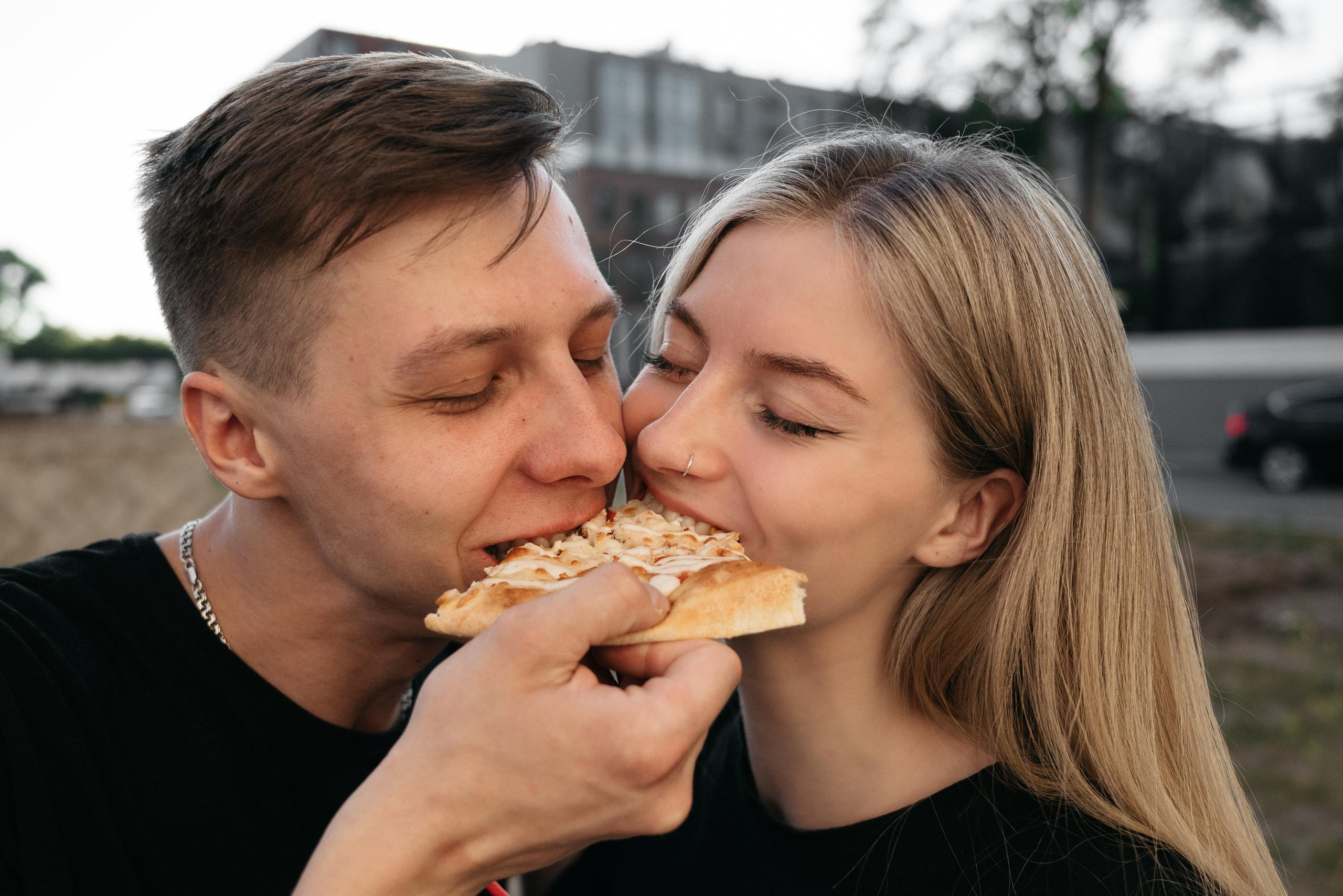 За Удмуртской Национальной Библиотекой. Свадебный фотограф Ижевск Петр Шишков