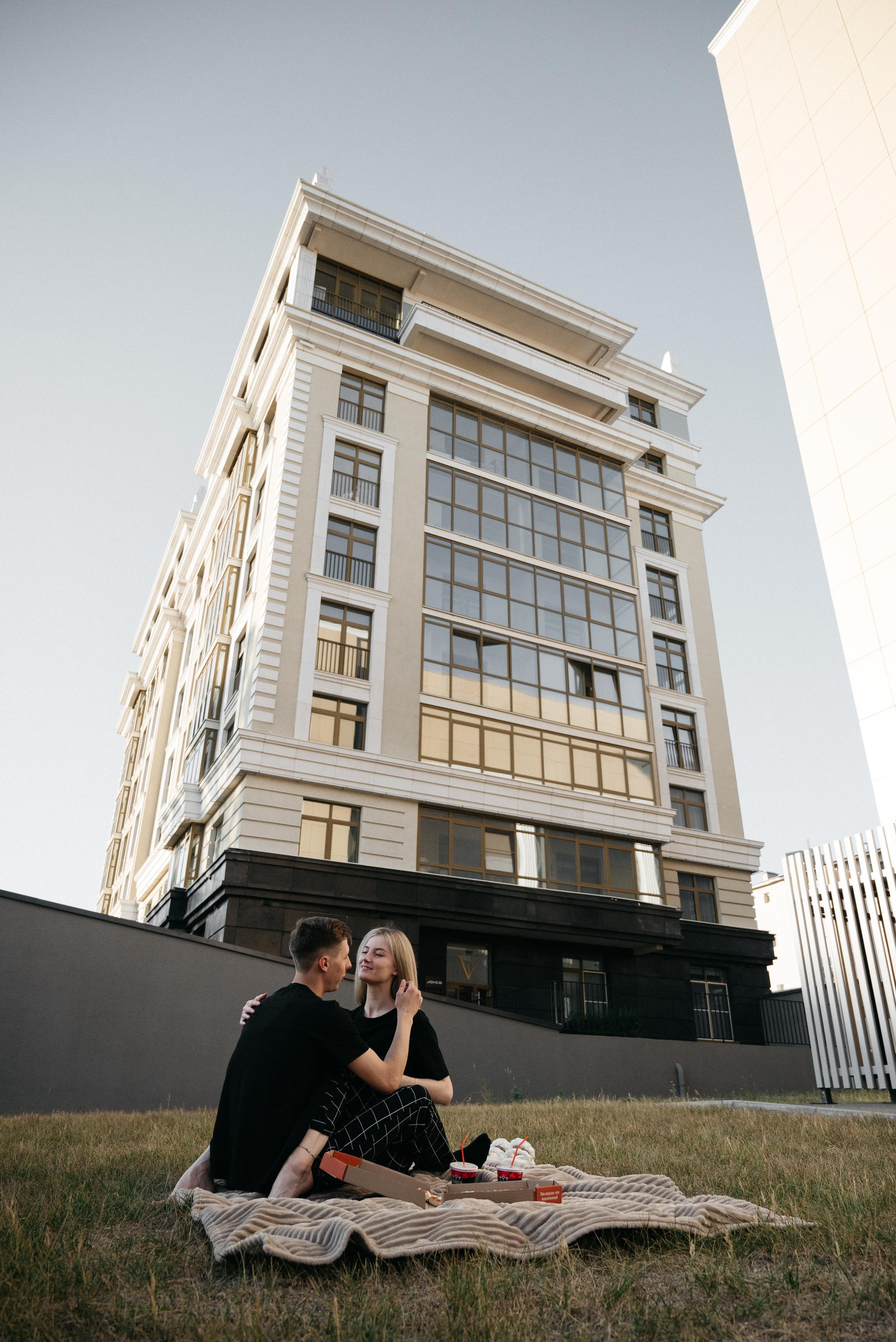 За Удмуртской Национальной Библиотекой. Свадебный фотограф Ижевск Петр Шишков