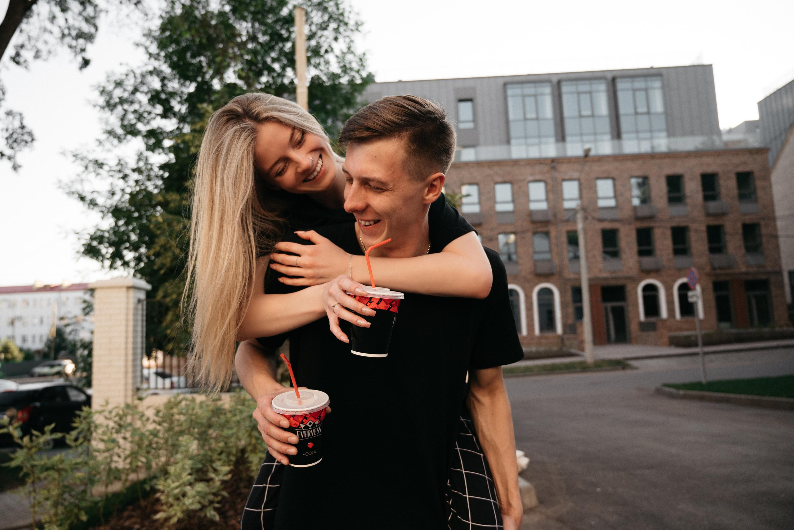 За Удмуртской Национальной Библиотекой. Свадебный фотограф Ижевск Петр Шишков