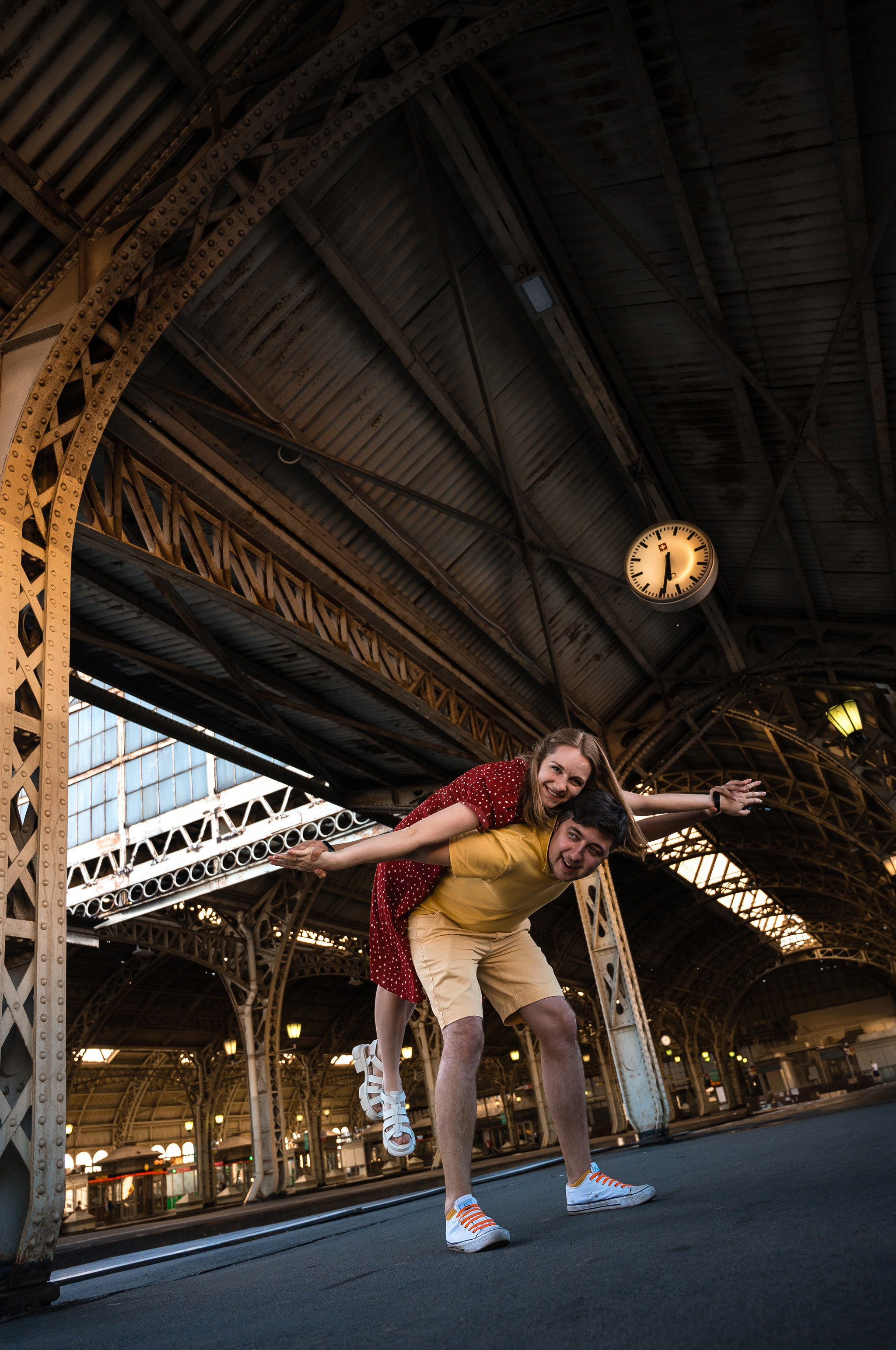 Пара на Витебском вокзале. Свадебный и семейный фотограф из Санкт-Петербурга Климов Анатолий