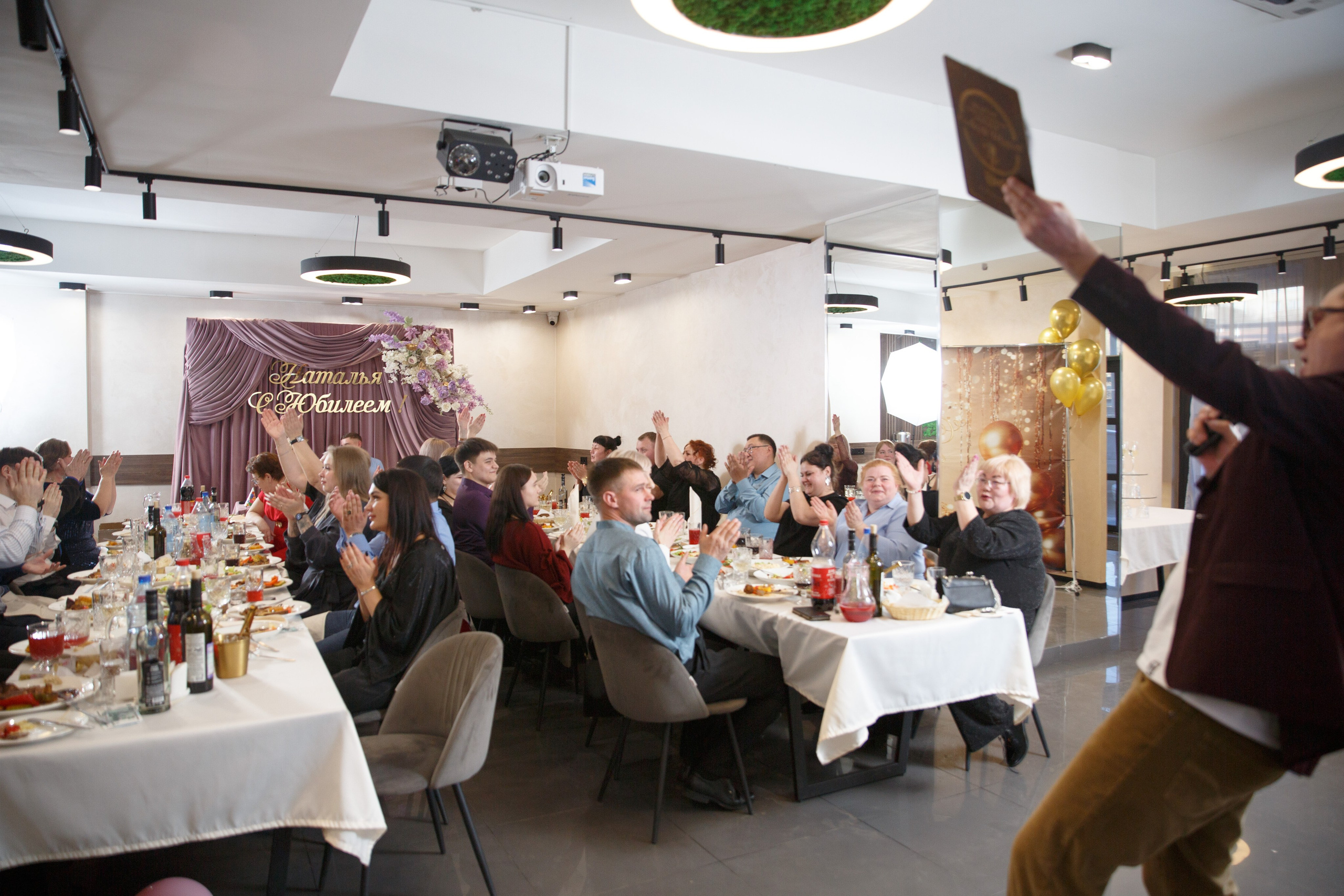 Ведущий что то очень ярко объявляет 