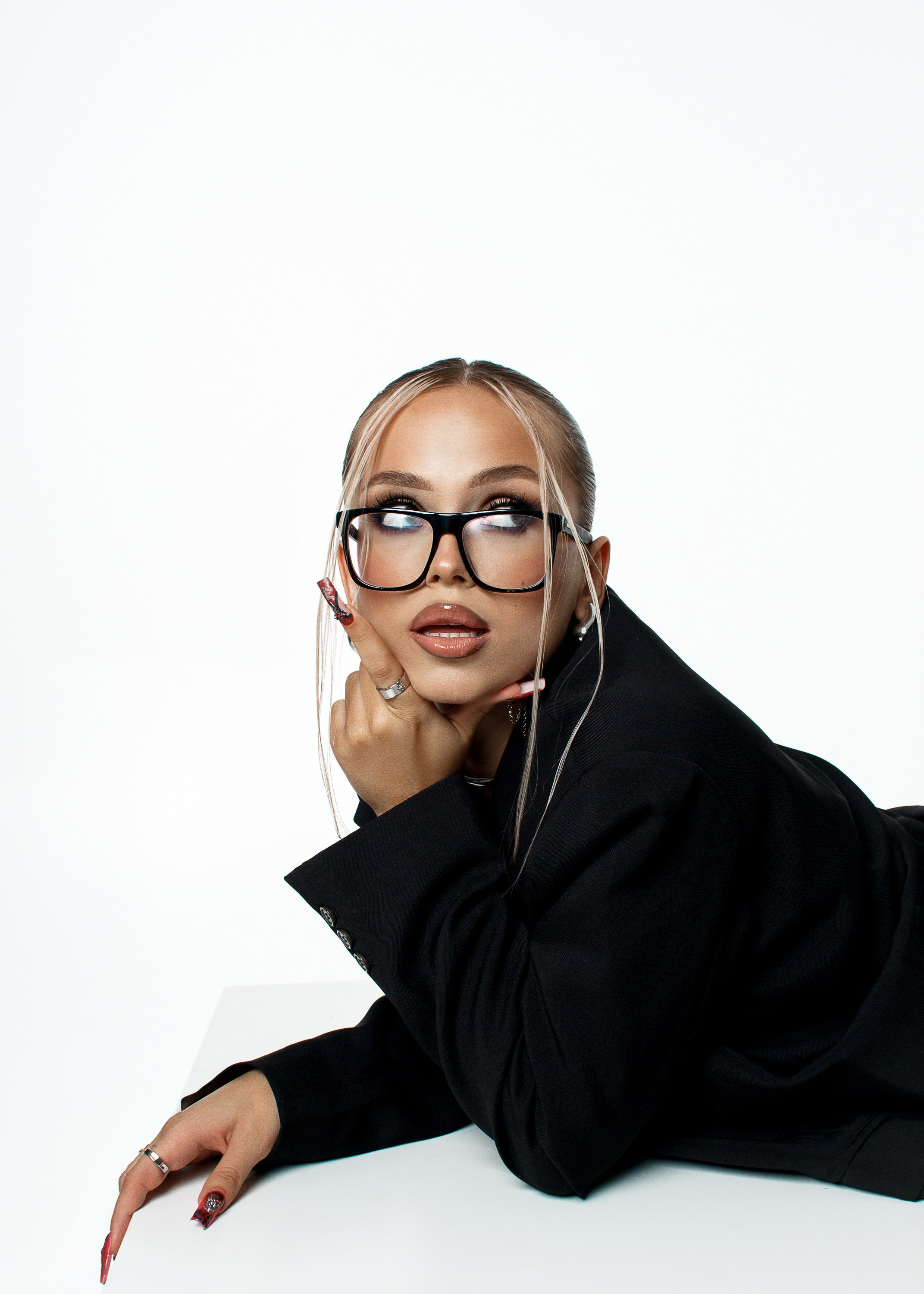 ЛИНА. Женский портрет