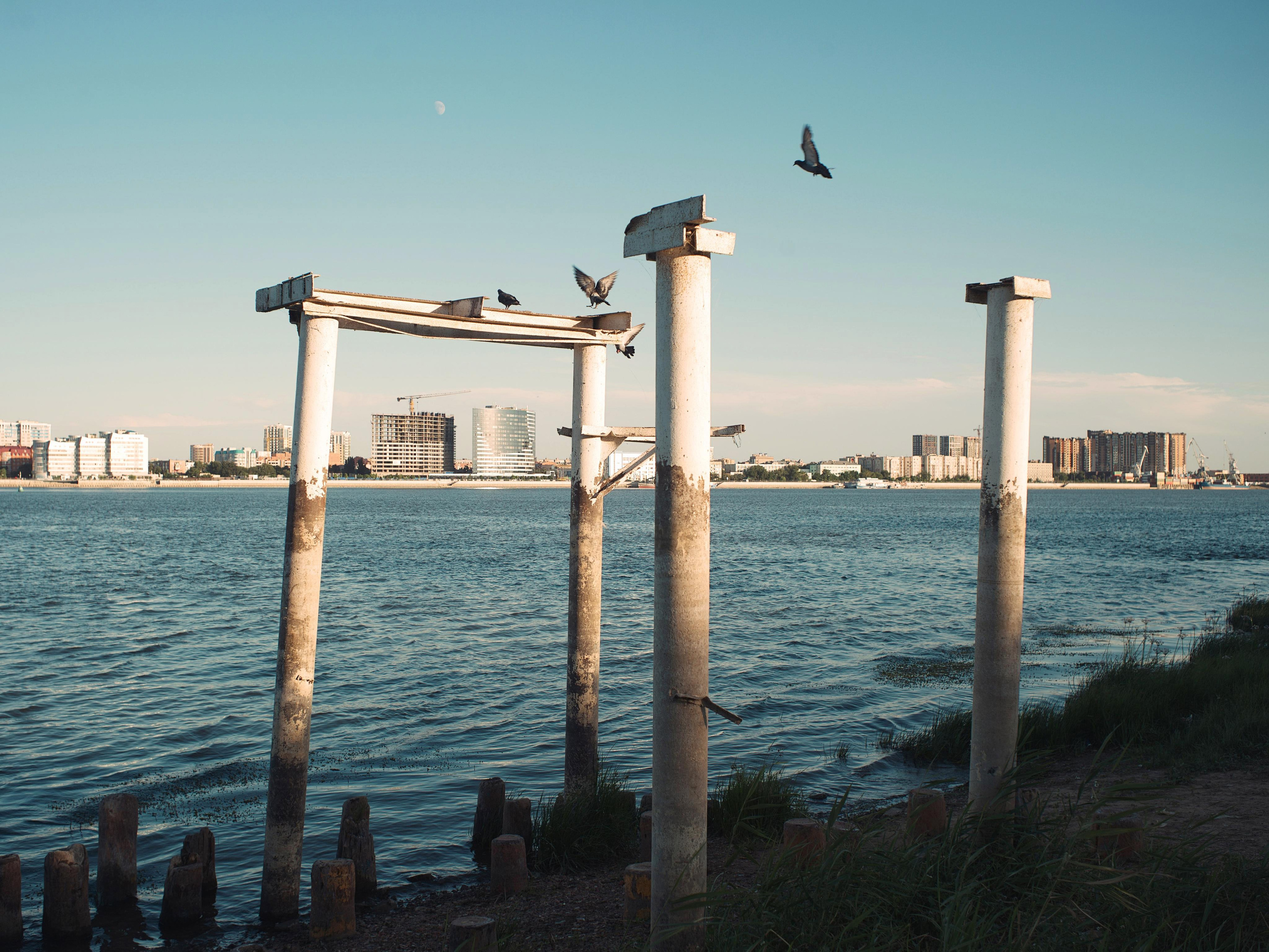 The remains of the pier in Trusovo, where you can see the level of shallowing of the Volga in about 50 years. On the other side, you can see the new development of the historical part of the city, which arose in just a couple of years