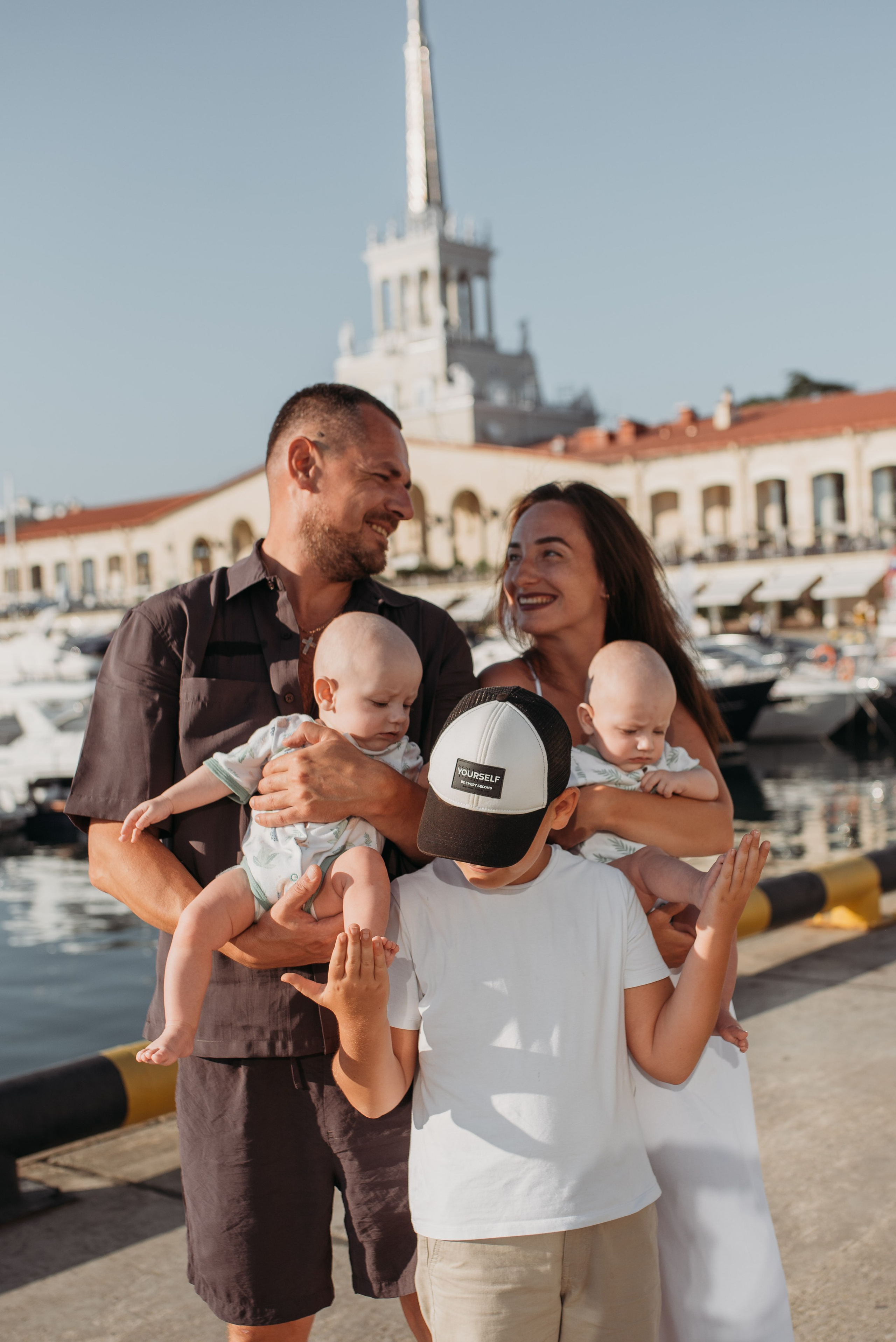 Семейная фотосессия в центре Сочи морпорт. Фотограф в Сочи — Маргарита Поганова