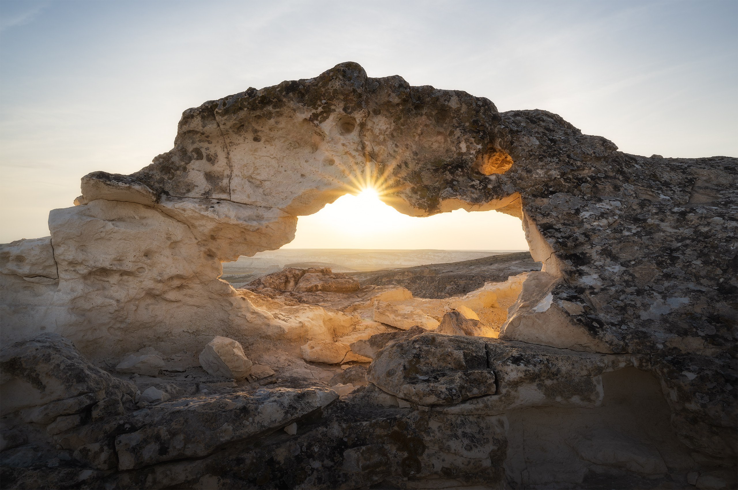Солнце просачивается в сквозь горную арку