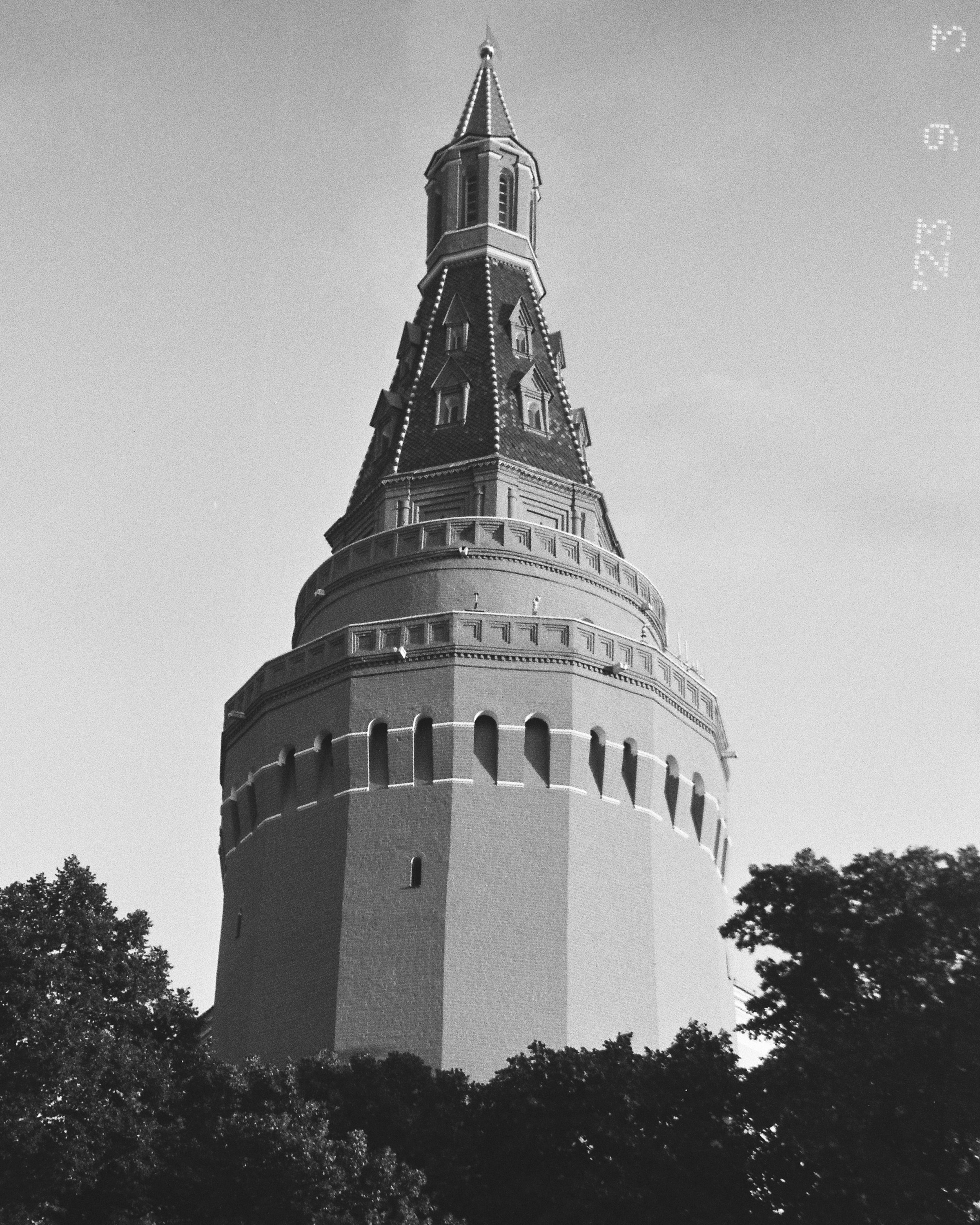 Башня кремля на фоне ясного неба на черно-белой фотографии