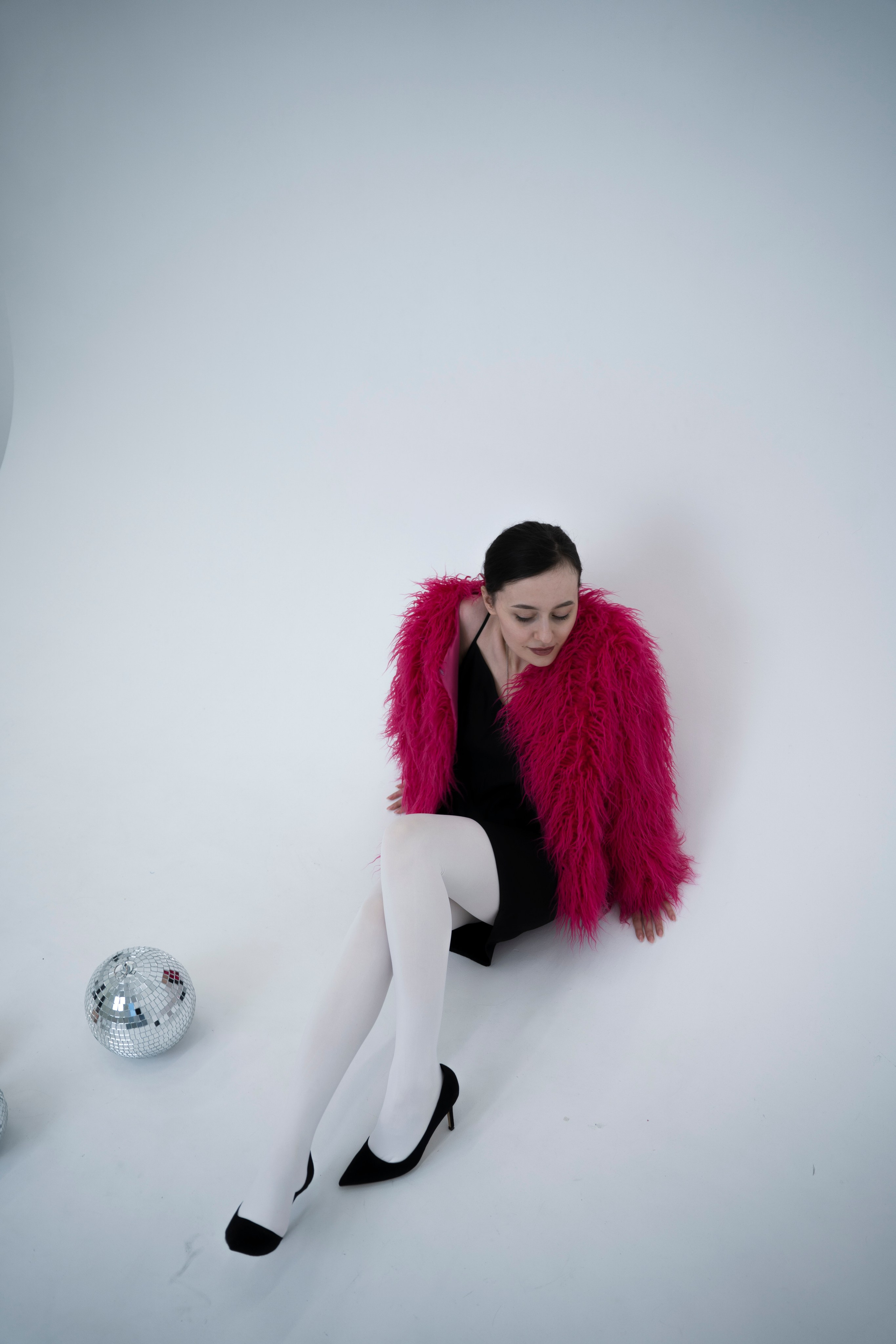 ДЕВОЧКА НА ШАРЕ. Главная