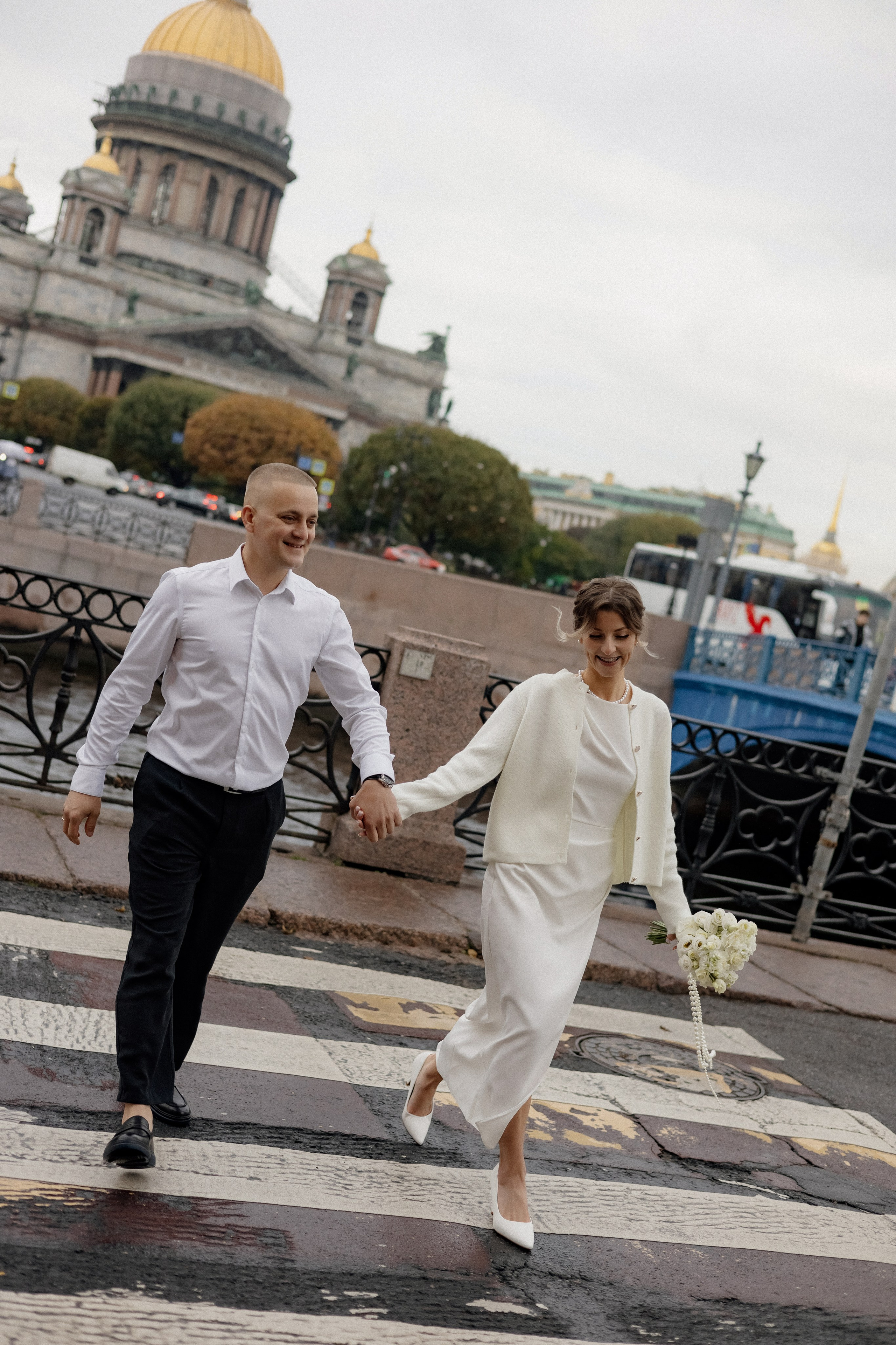 Свадебная прогулка у Исаакия. Свадебный фотограф в Санкт-Петербурге Ксения Кобышева