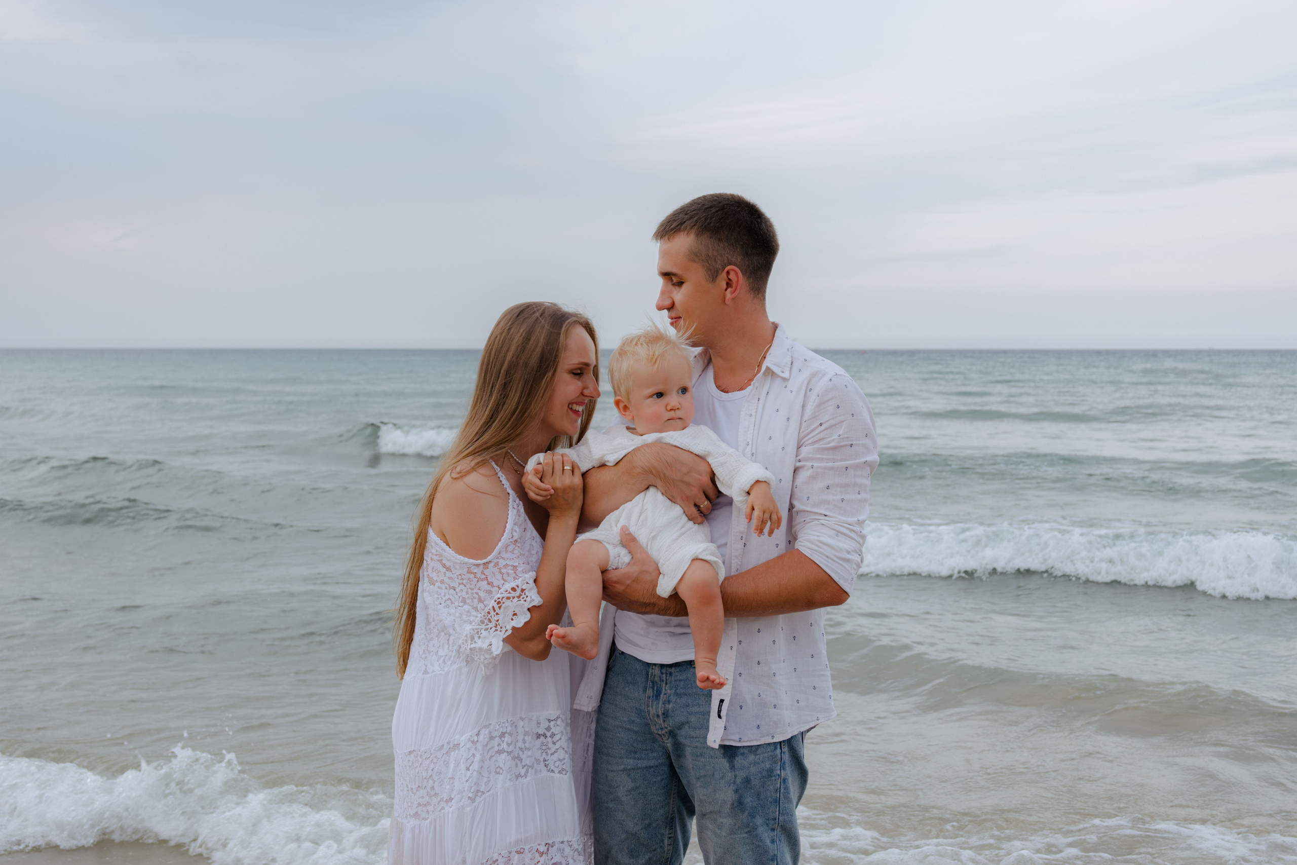 Mother and daughters. Portrait photographer Nha Trang | Julia Meshanina