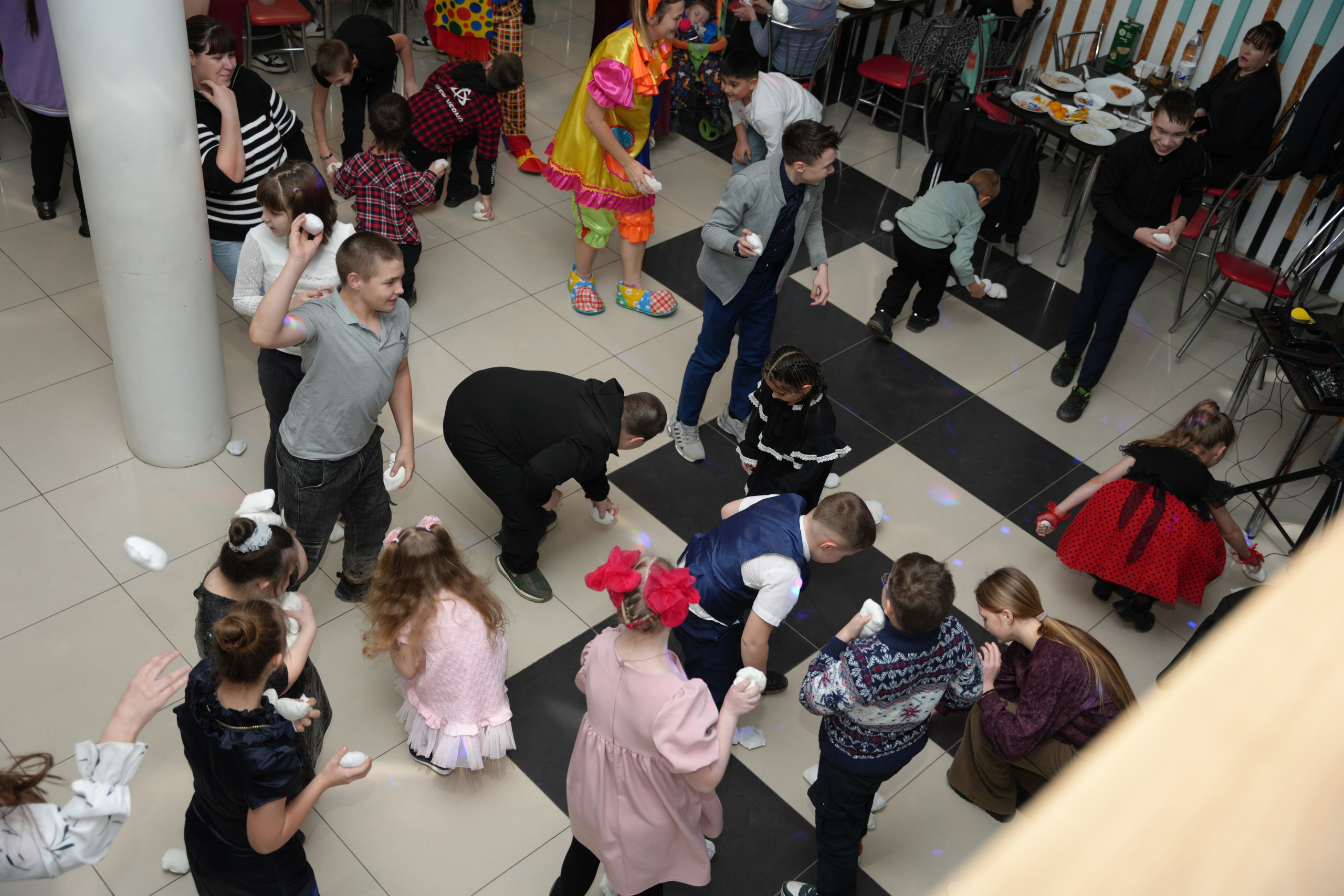 Социально —благотворительная акция «Ты в этом мире не один», посвященная Международному дню инвалидов. ВЫПУСКНЫЕ АЛЬБОМЫ, Школьный фотограф, семейный и свадебный в Саратове и области Ольга Плаксина