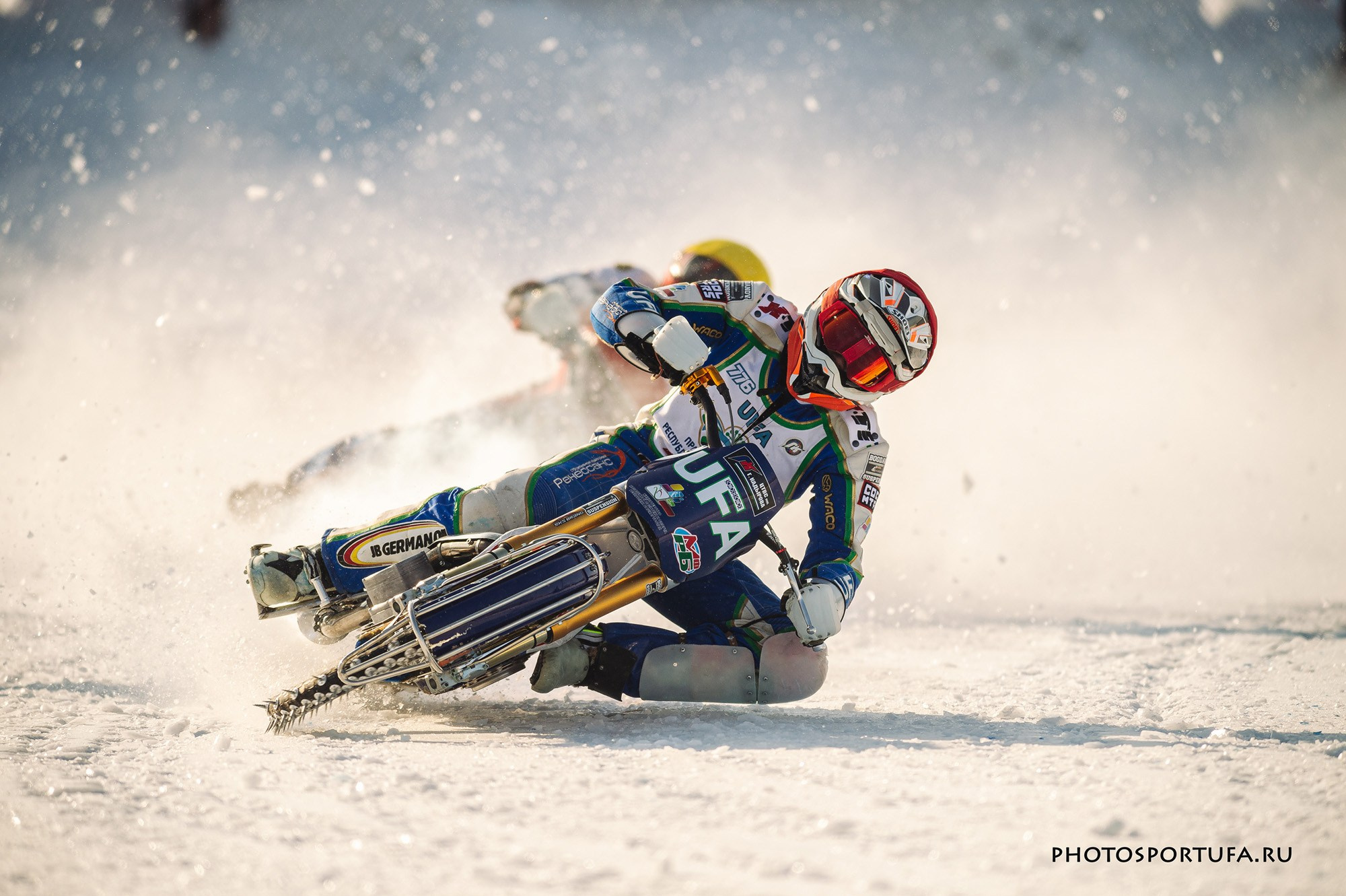 Мотогонку на льду. Спортивный фотограф в Уфе Евгений Буров
