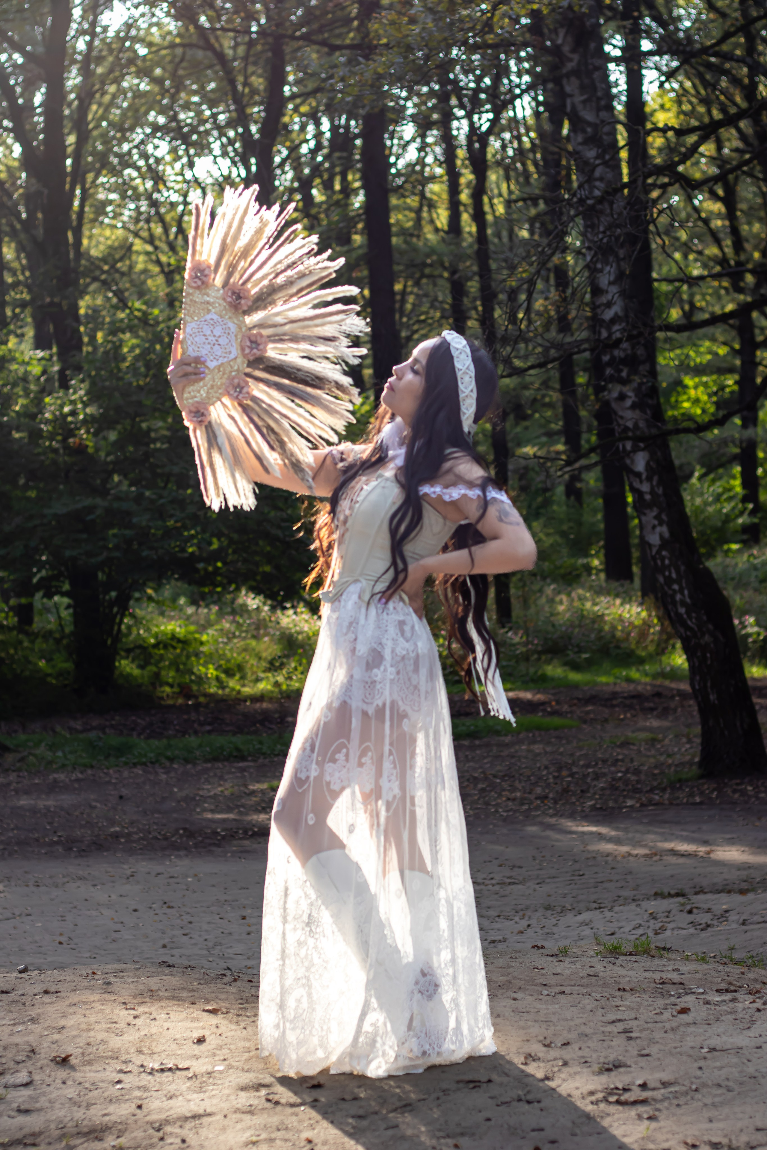 Девушка в образе бохо на фоне лесной декорации • фотограф Карасёва Елена