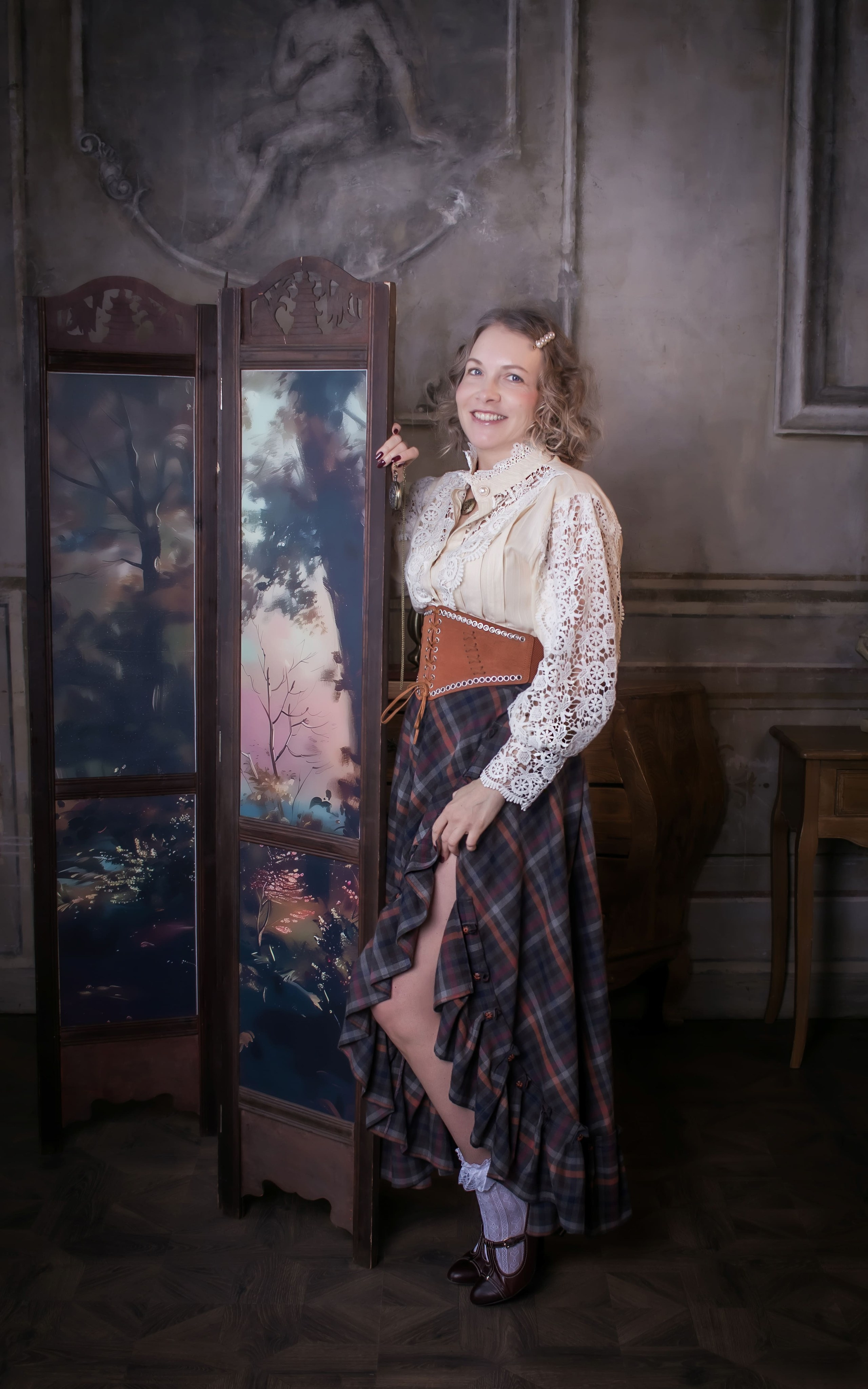 Женщина в длинной юбке в интерьере XIX века рядом со старинной ширмой, ретро фотосессия, фотограф Карасёва Елена