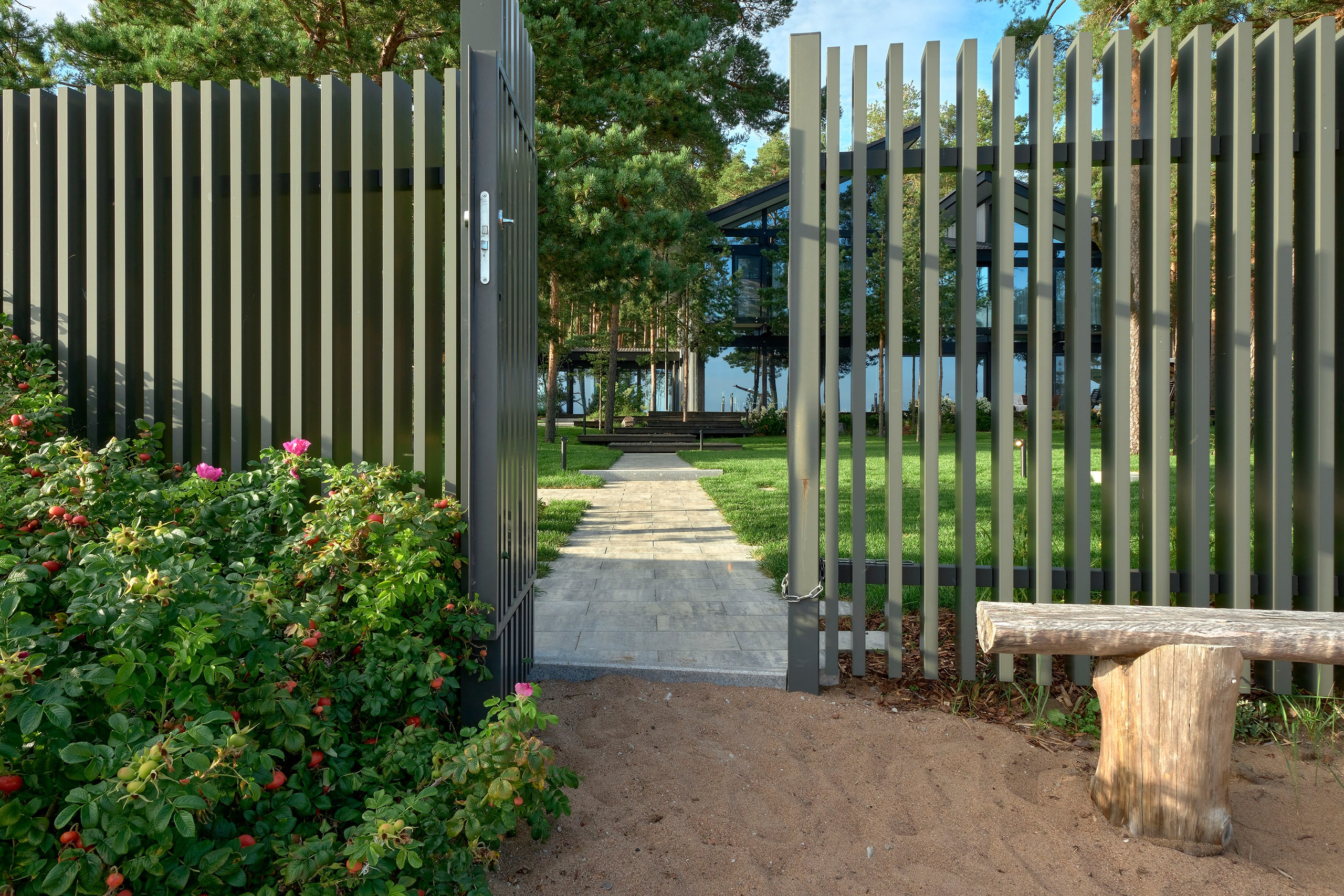 Ландшафтный и интерьерный фотограф Наталья Соловьева. Фотосъемка сада в КП Золотые пески для ландшафтной компании Хвоя | interioto