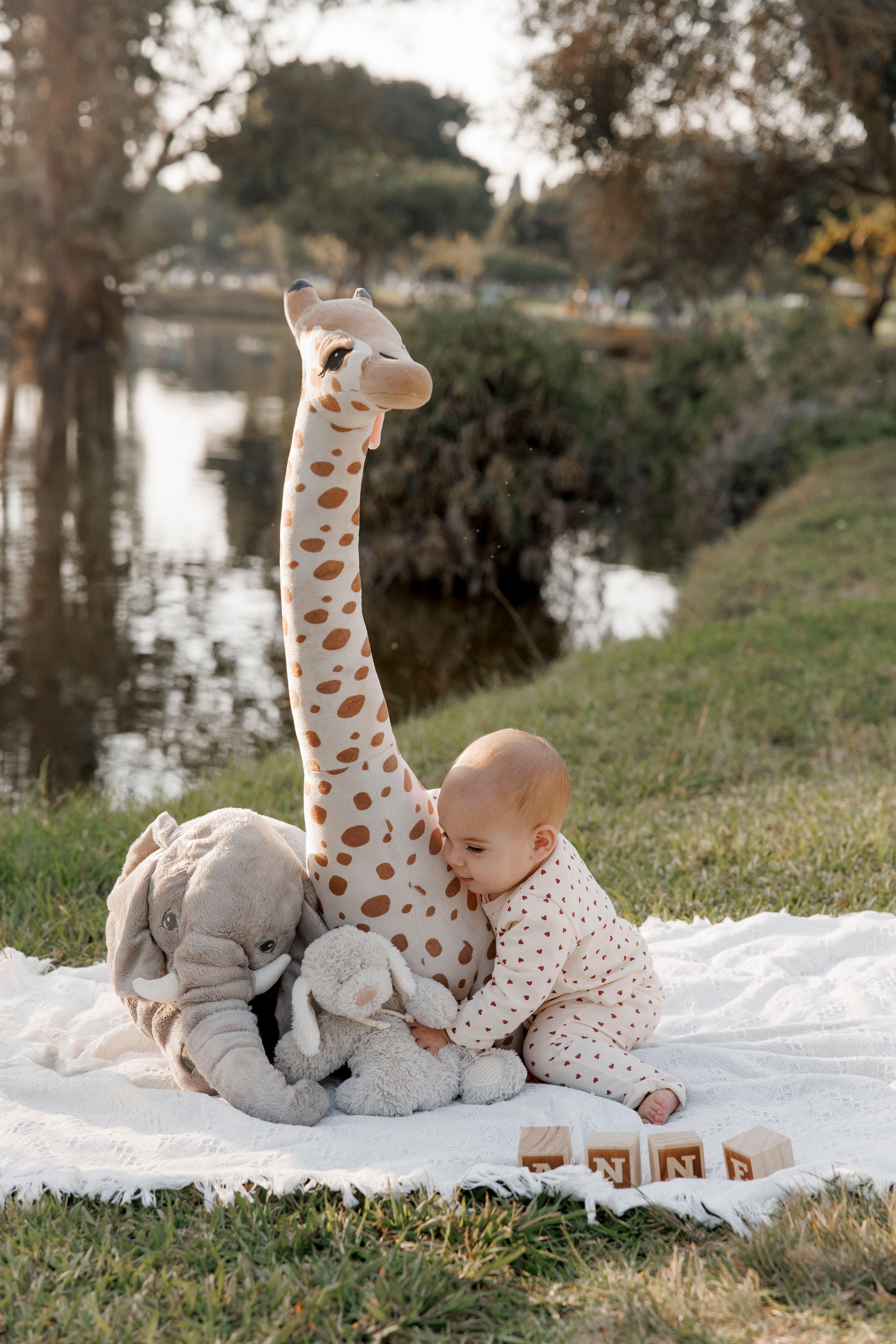First year photoshoot inside the park (sunset). Wedding and family photographer