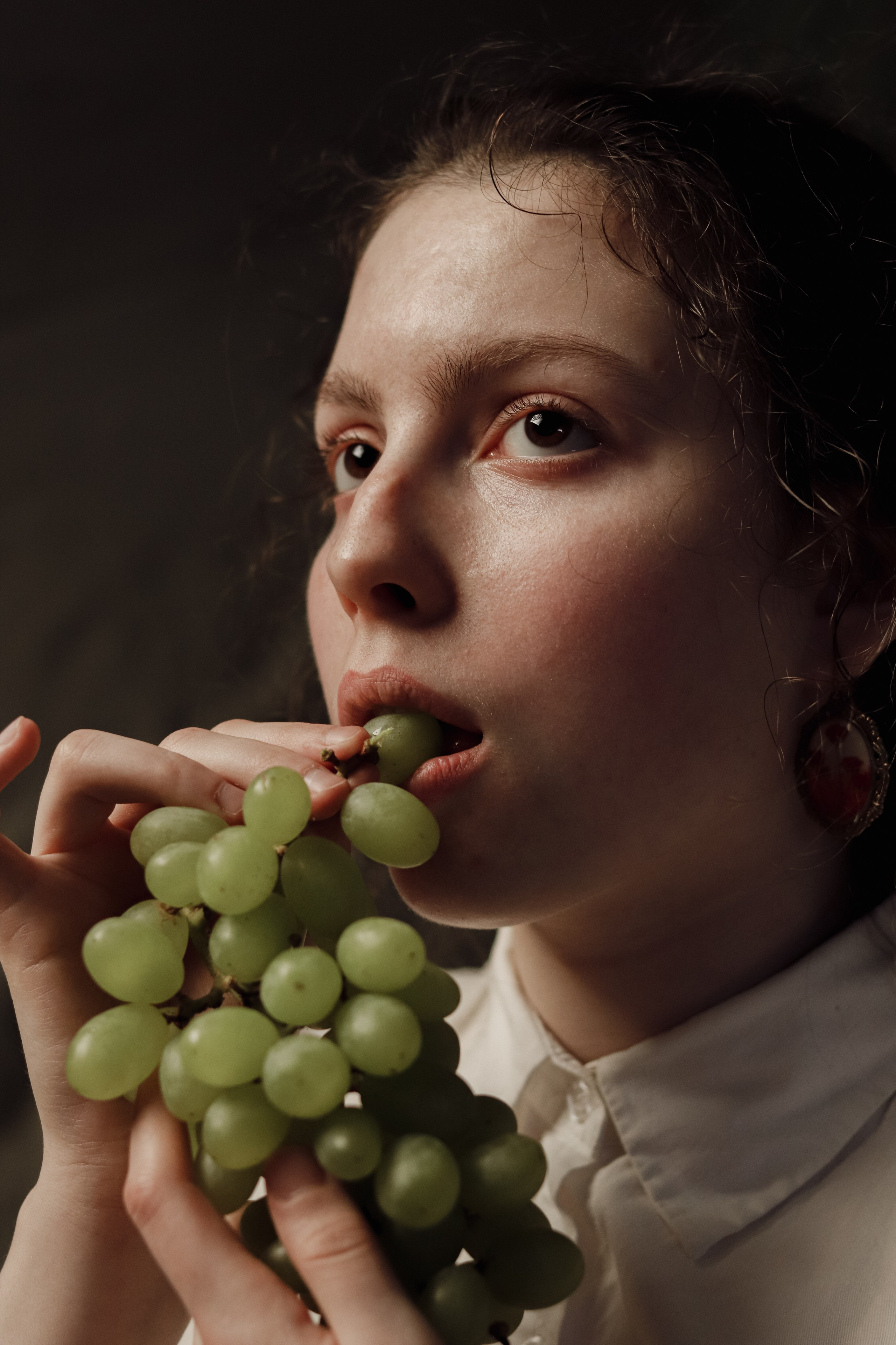 Арина и виноград. Ивентный фотограф в Санкт-Петербурге Олег Комков