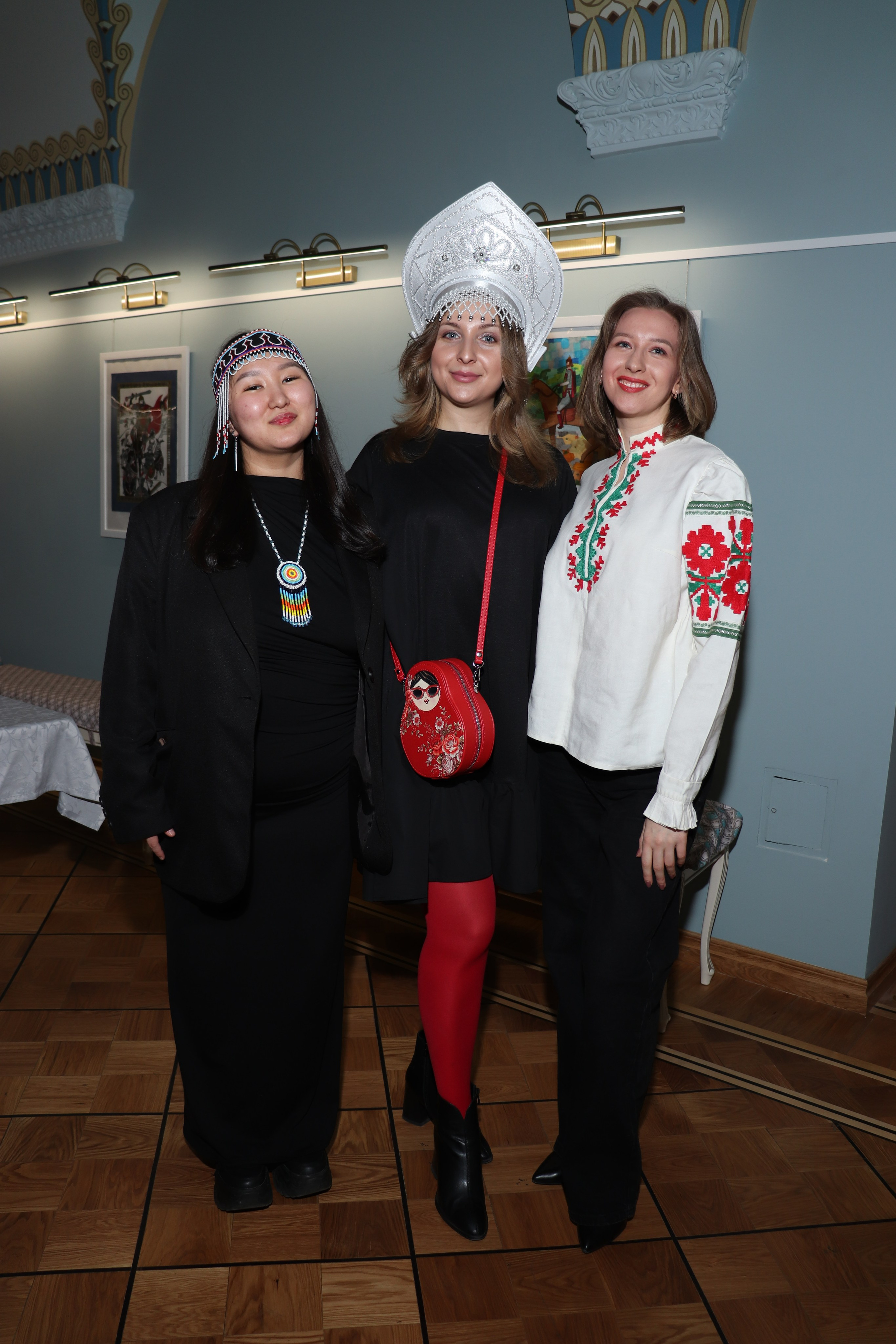 Показ-дефиле «КУЛЬТУРНЫЙ КОД В ОБРАЗЕ» от РОО «Сибирское землячество в Санкт-Петербурге» (6 марта 2025). Ивентный фотограф в Санкт-Петербурге Олег Комков