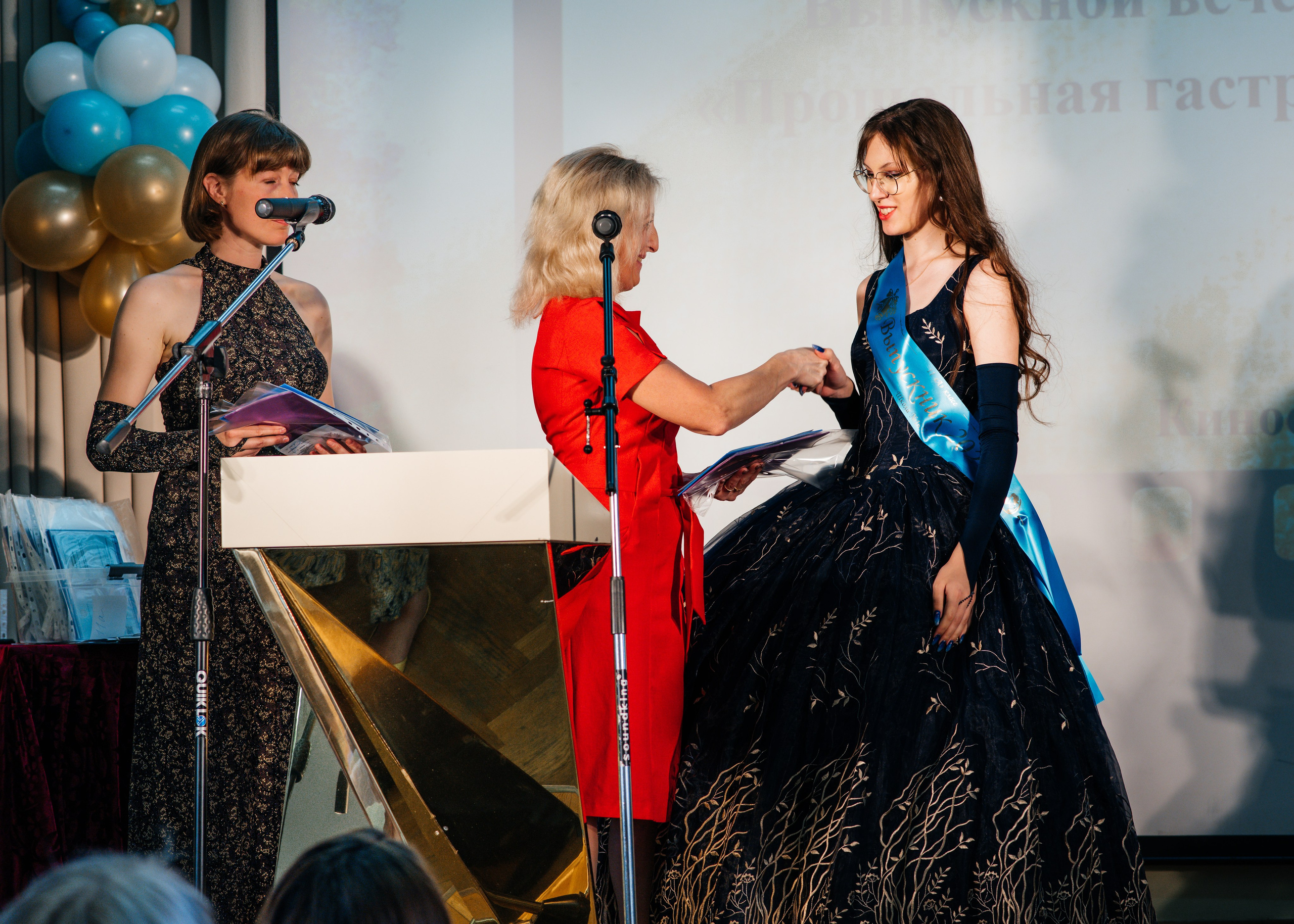 Вручение аттестатов. Выпускные альбомы в Подольске Москве и МО