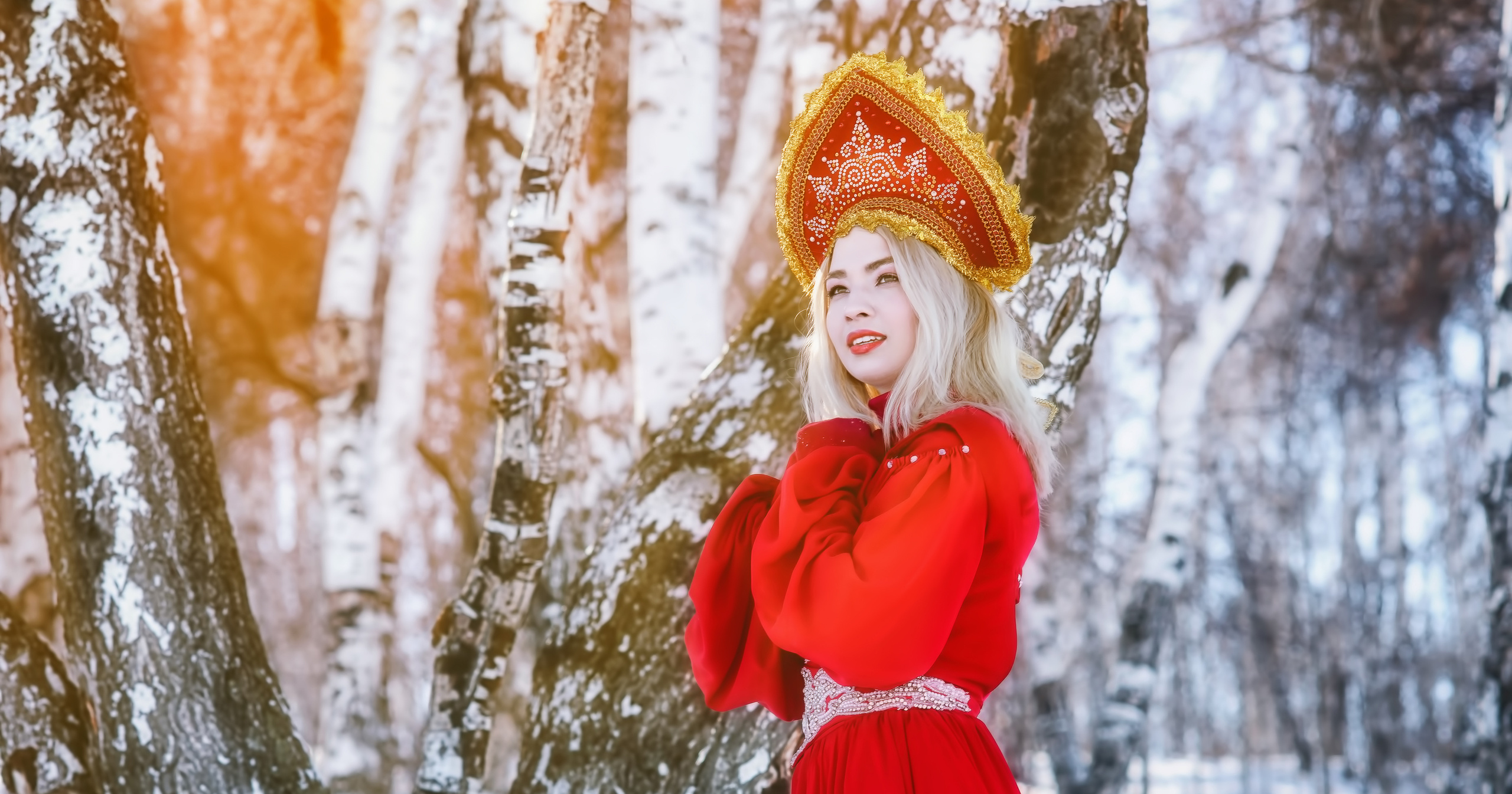 Девушка в красном платье и кокошнике зимой в снегу. Ольга Ли свадебный семейный фотограф Иркутск