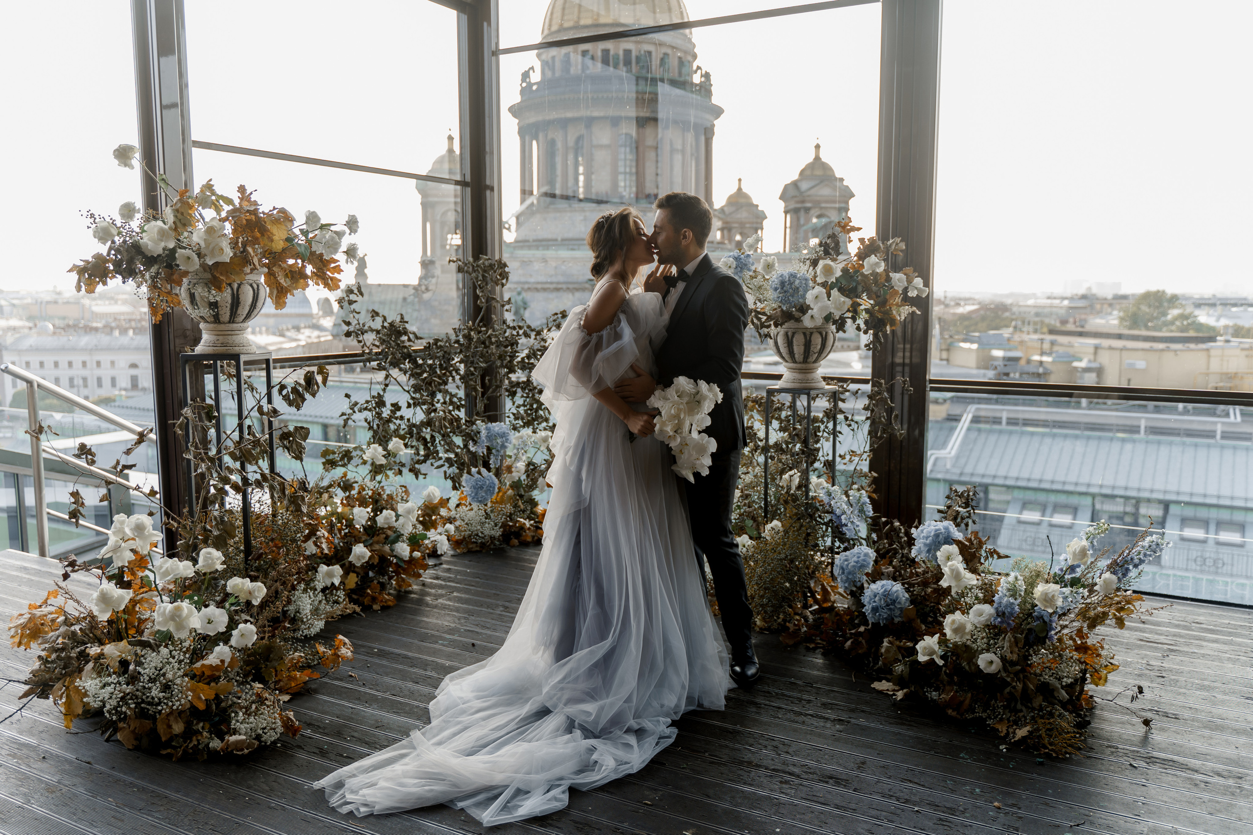 Евгений Магдалина. Камерная свадьба в отеле Софитель в стиле садовая флористика. Свадебный фотограф организатор в Санкт-Петербурге Ассоль Опарина