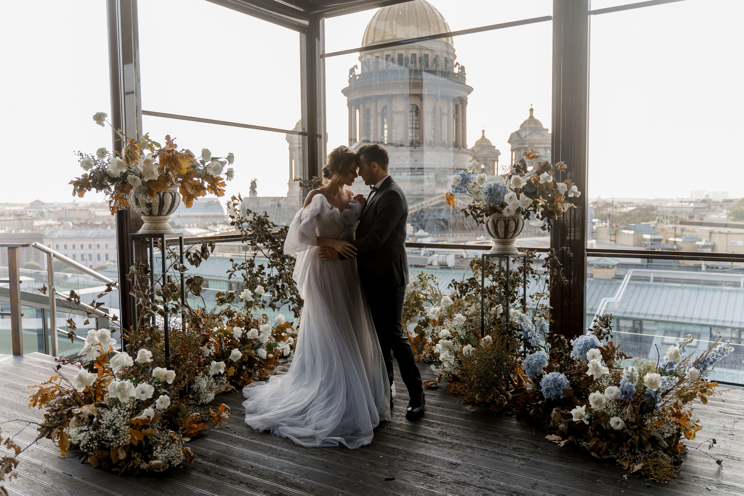 Евгений Магдалина. Камерная свадьба в отеле Софитель в стиле садовая флористика. Свадебный фотограф организатор в Санкт-Петербурге Ассоль Опарина