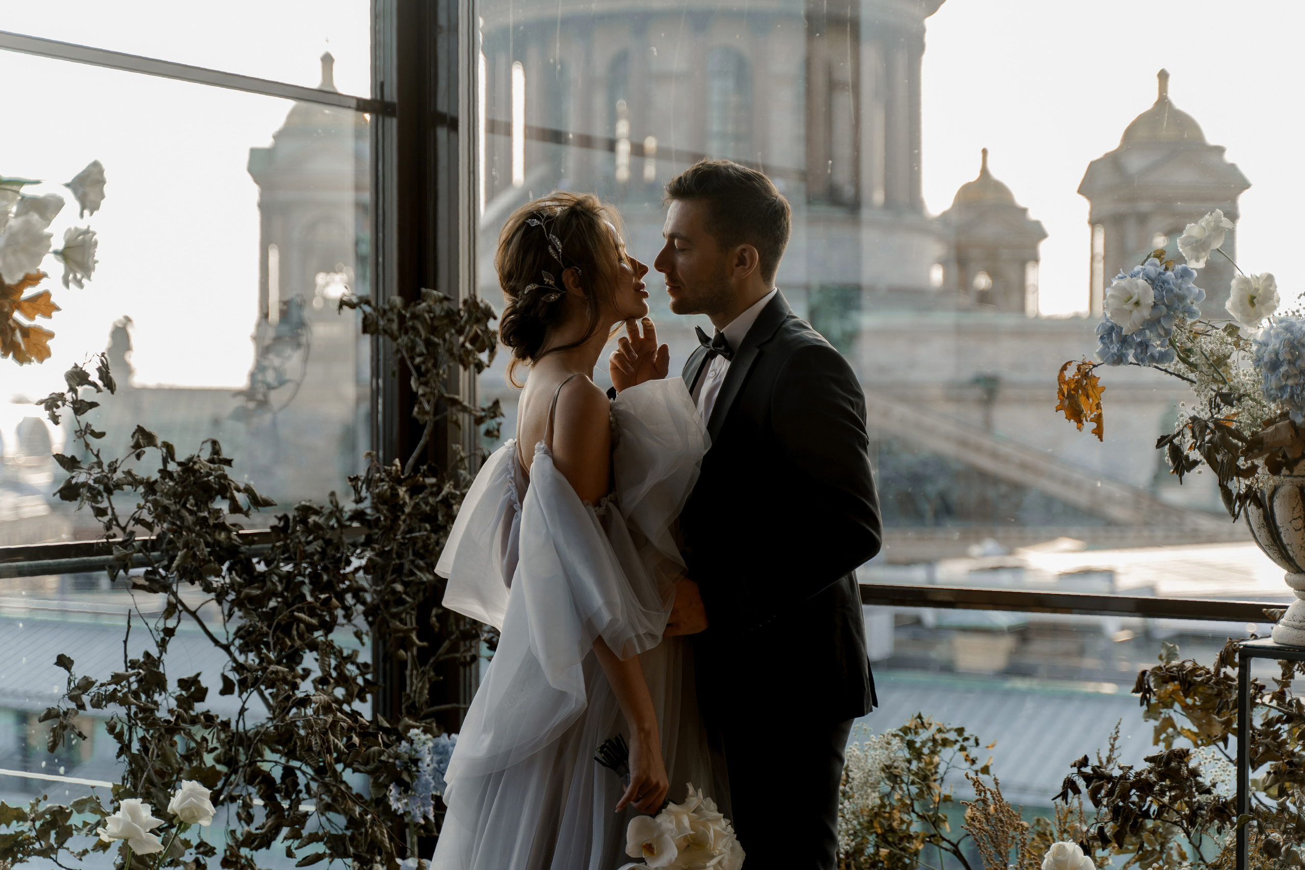 Евгений Магдалина. Камерная свадьба в отеле Софитель в стиле садовая флористика. Свадебный фотограф организатор в Санкт-Петербурге Ассоль Опарина