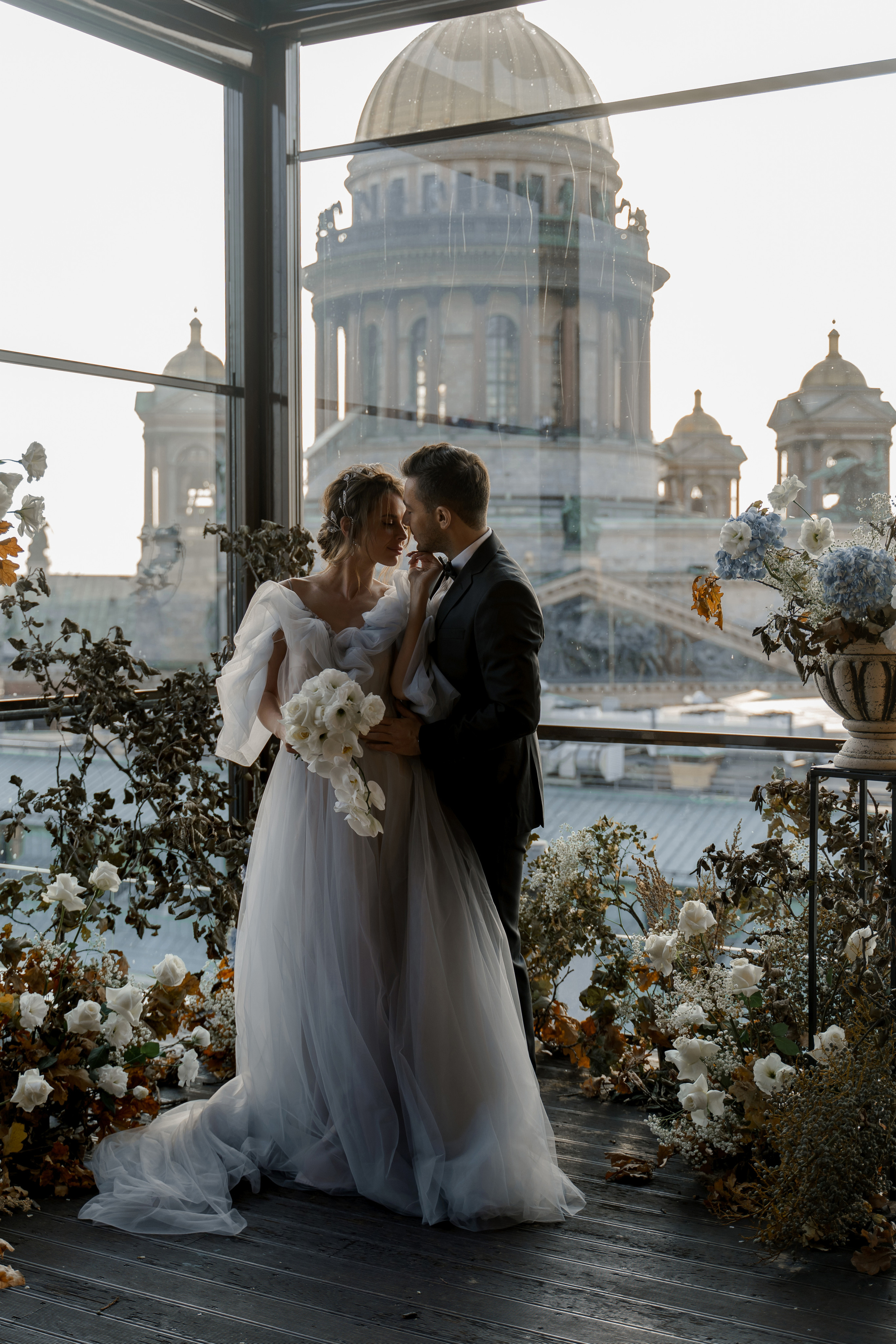 Евгений Магдалина. Камерная свадьба в отеле Софитель в стиле садовая флористика. Свадебный фотограф организатор в Санкт-Петербурге Ассоль Опарина