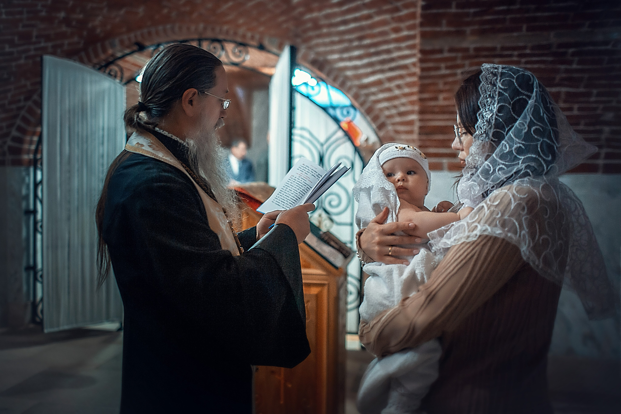Крещение Вареньки_Храм Святой Троицы. Семейный фотограф в Санкт-Петербурге